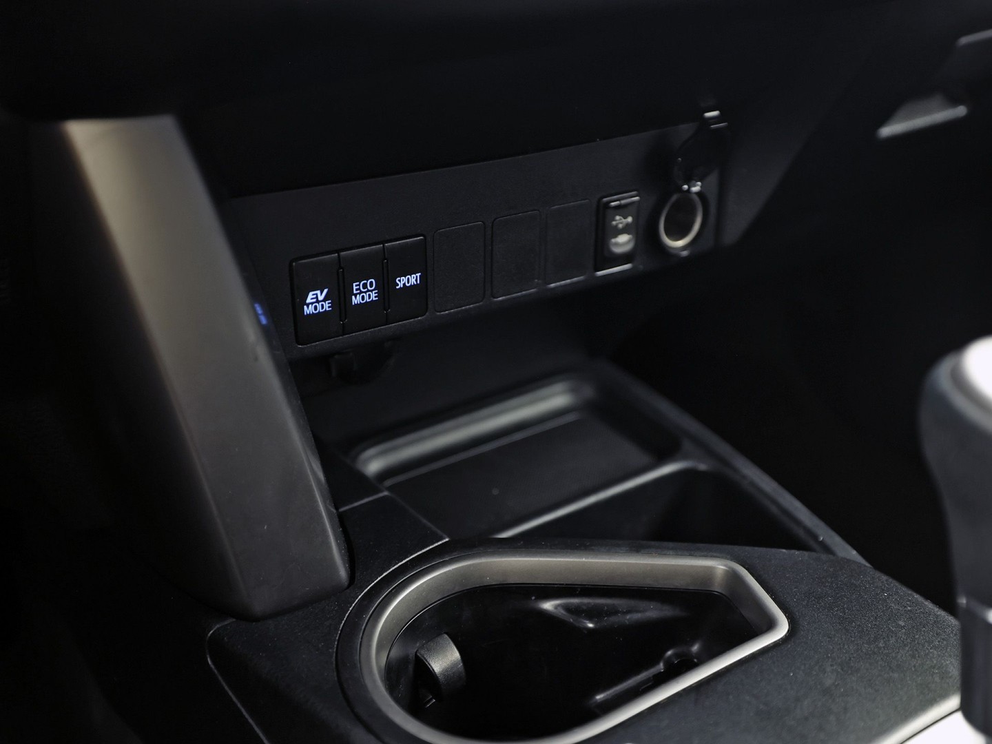 Toyota RAV4 2.5 Hybrid Executive Sport 197Pk Automaat (CAMERA, KEYLESS, GETINT GLAS, SPORTSTOELEN, ELEK PAKKET, NIEUWE APK, NIEUWSTAAT)