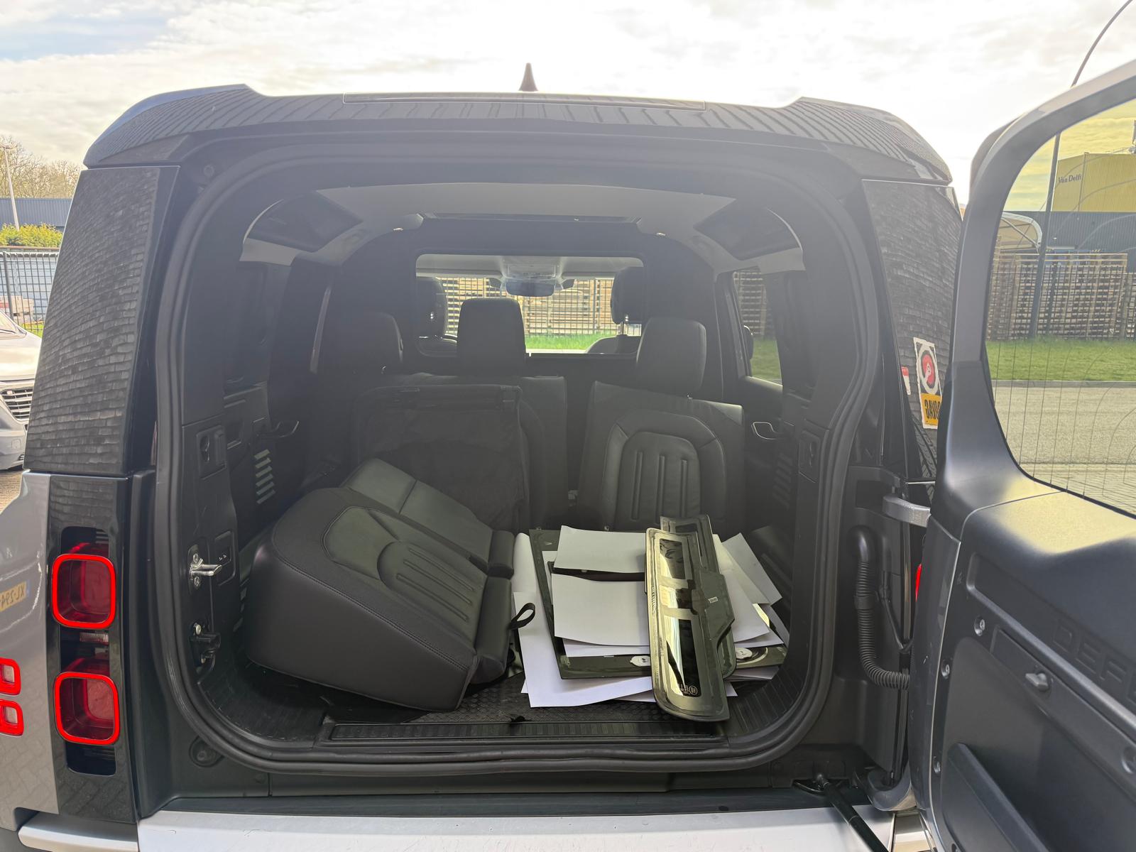Land Rover Defender 2.0 D240 110 S | 3/6/12MND GARANTIE | GRIJSKENTEKEN| PANO | CRUISE | LED | CARPLAY | DAB | NAVI | LMV |