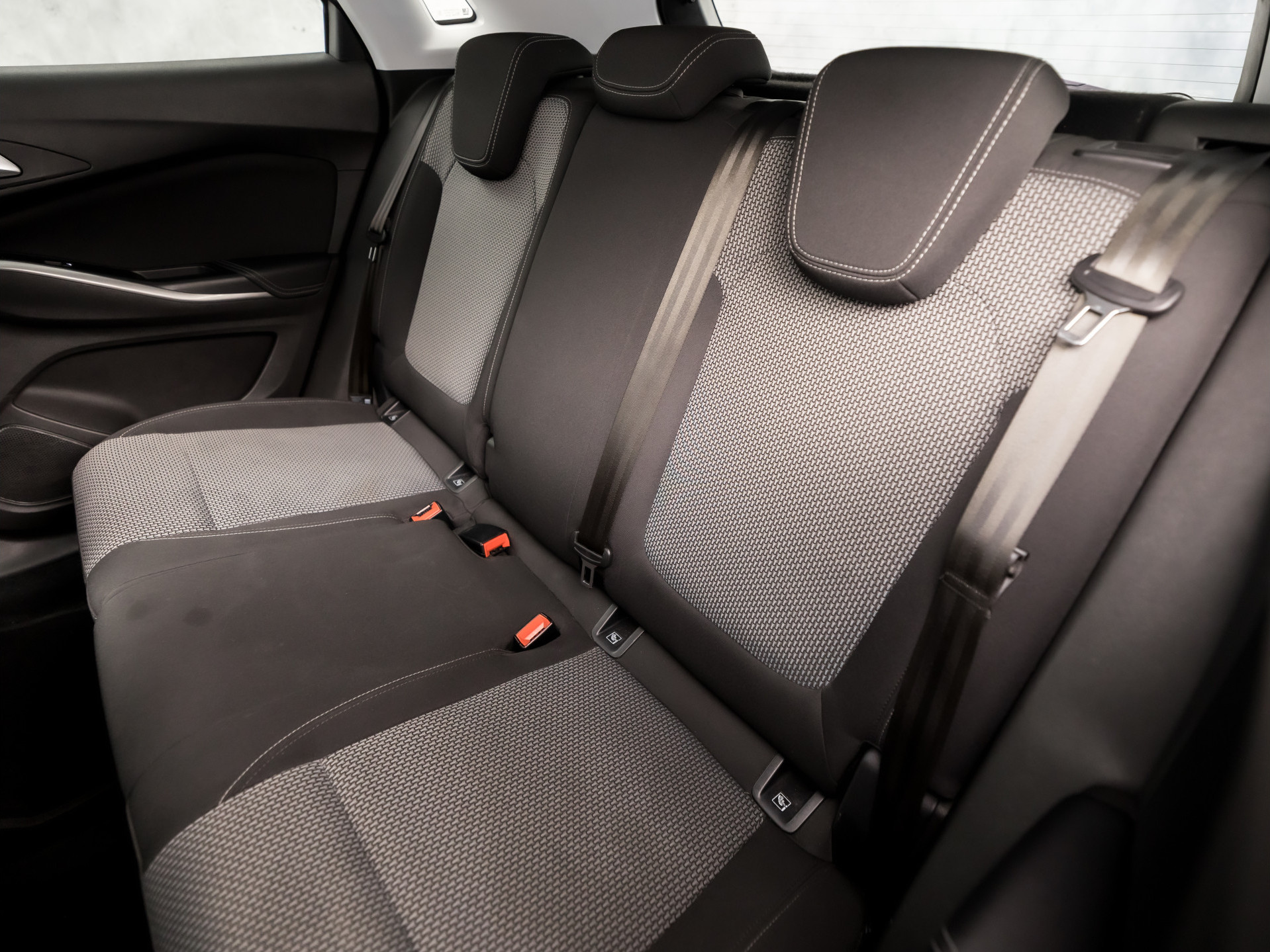 Opel Grandland X 1.2 Turbo Sport (APPLE CARPLAY, NAVIGATIE, GETINT GLAS, CRUISE, SPORTSTOELEN, ARMSTEUN, LM VELGEN, NIEUWE APK, NIEUWSTAAT)