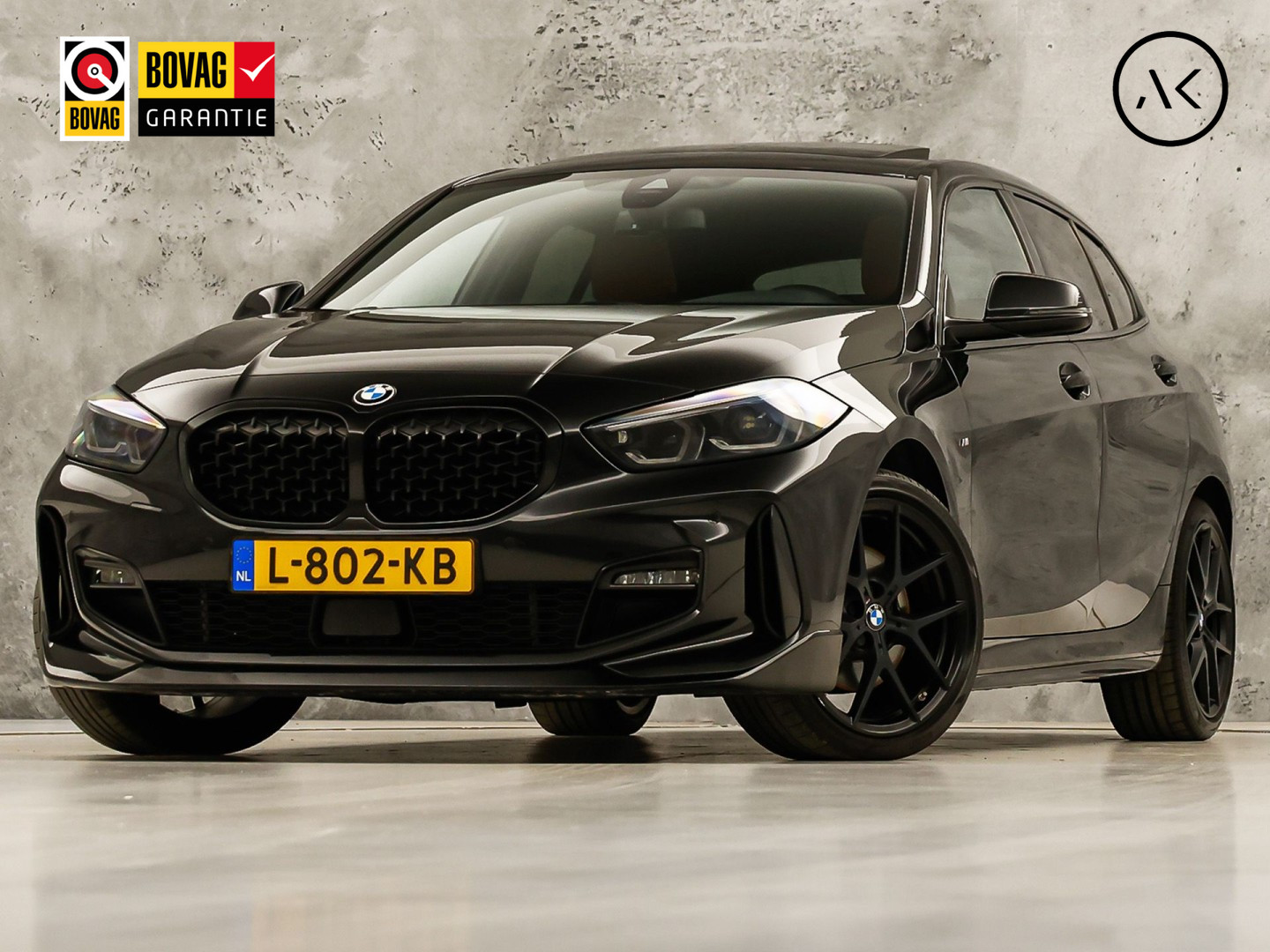 BMW 1 Serie 118i M Sport Automaat (PANORAMADAK, M PAKKET, DEALER ONDERHOUDEN, STUUR/STOELVERWARMING, CAMERA, BRUIN LEDER, SPOILER, BLACK PACK, SFEERVERLICHTING, NIEUWSTAAT)