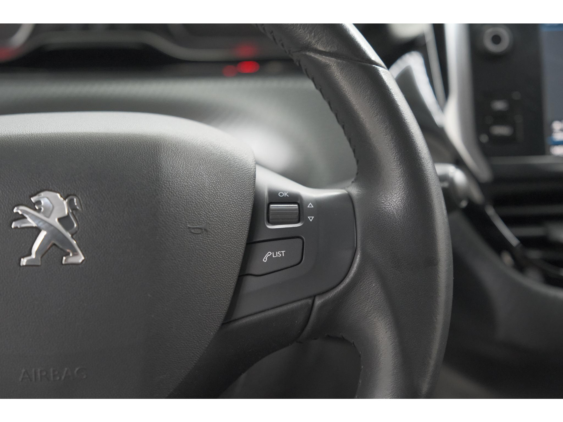 Peugeot 208 PureTech 82 Signature | Parkeersensoren | Apple Carplay | Navigatie
