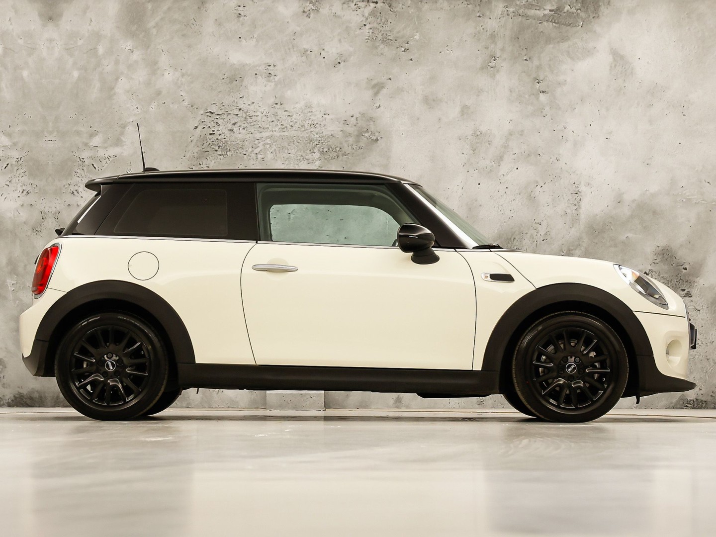 MINI 3-deurs 1.5 Cooper Sport 136Pk (NAVIGATIE, GETINT GLAS, AIRCO, BLUETOOTH, LM VELGEN, SPORTSTOELEN, CRUISE, NIEUWE APK, NIEUWSTAAT)