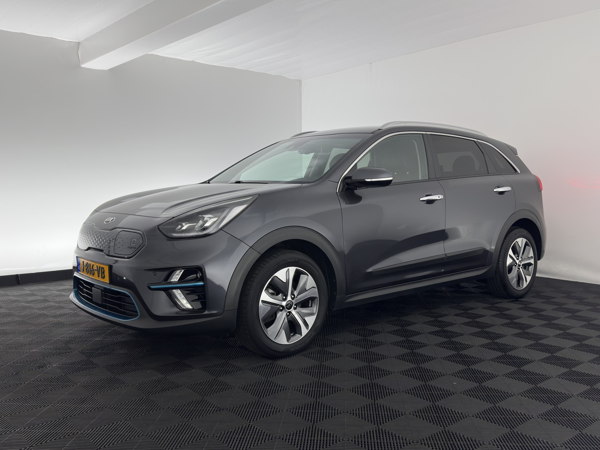 Kia e-Niro ExecutiveLine 64 kWh (3-Fase) {SOH-100%) (INCL-BTW)  Aut *HEATPUMP | LEATHER | FULL-LED | NAVI-FULLMAP | ADAPTIVE-CRUISE | CAMERA | MEMORY-PACK | LANE-ASSIST | KEYLESS | DIGI-COCKPIT | PRIVACY-GLASS | AMBIENT-LIGHT | 17"ALU*