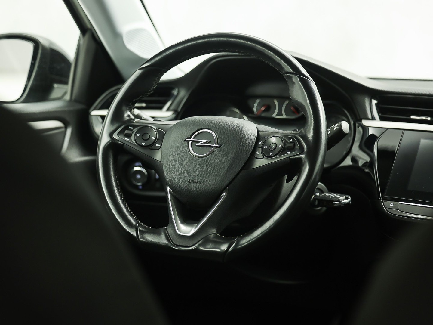 Opel Corsa 1.2 Sport Automaat (APPLE CARPLAY, GROOT NAVI, PARKEERSENSOREN, LEDER STUURWIEL, SPORTSTOELEN, LED KOPLAMPEN, LM VELGEN, CRUISE, NIEUWSTAAT)