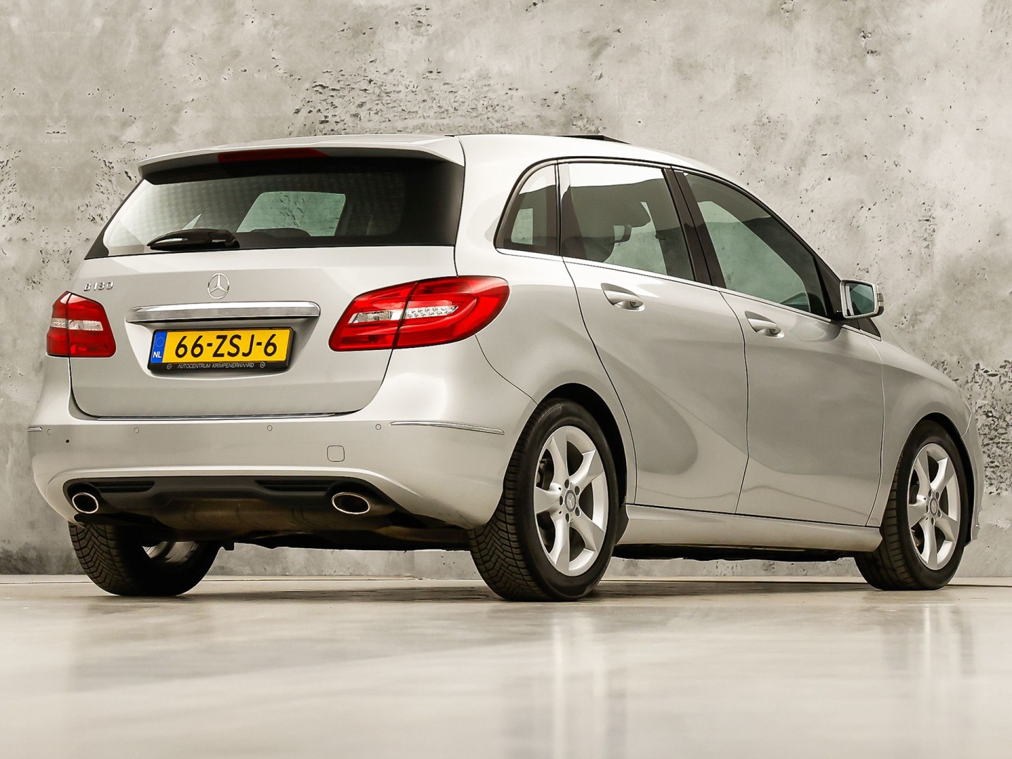 Mercedes-Benz B-Klasse 180 Sport Automaat (PANORAMADAK, GROOT NAVI, CLIMATE, SPORTSTOELEN, LEDER, XENON, CRUISE, NIEUWE APK, NIEUWSTAAT)
