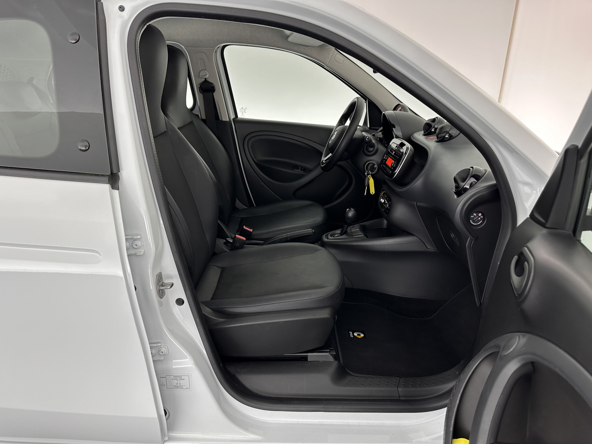 Smart forfour EQ Essential 18 kWh [ 3-Fase ] (INCL-BTW) Aut. *LEATHER | AIRCO | CRUISE | DAB+ | COMFORT-SEATS | 15''ALU*