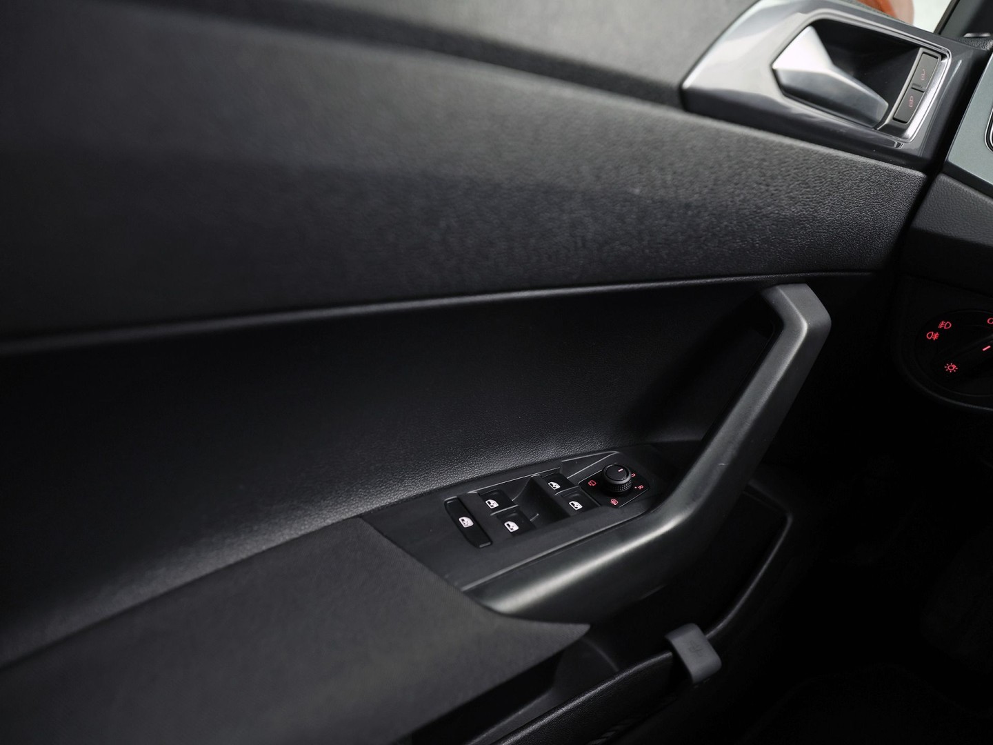 Volkswagen Polo 1.0 TSI Sport Automaat (VIRTUAL COCKPIT, ZWART HEMEL, GROOT NAVI, TREKHAAK, LEDER, SPORTSTOELEN, GETINT GLAS, LM VELGEN, ADAPTIVE CRUISE, NIEUWSTAAT)