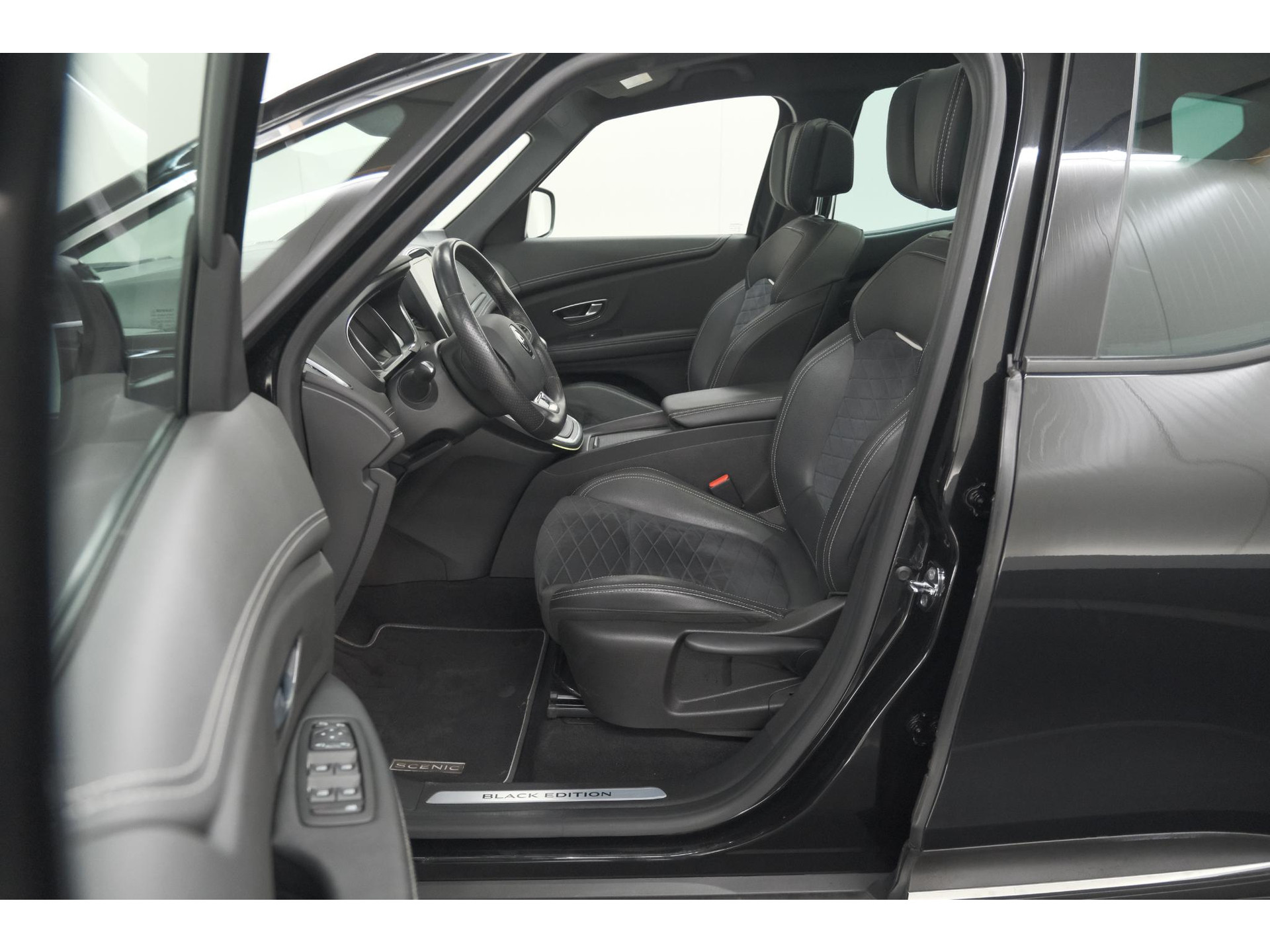 Renault Scénic TCE 160 EDC Black Edition | Trekhaak | Adaptieve Cruise Control | BOSE Premium Audio | Panoramadak
