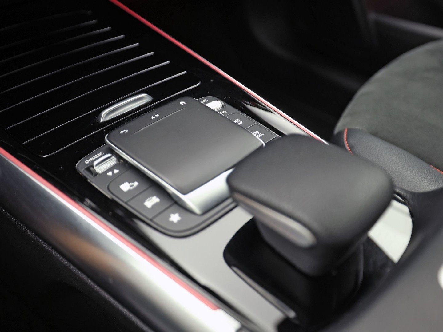 Mercedes-Benz GLA 200 AMG Sport 163Pk Automaat (PANORAMADAK, GROOT NAVI, SFEERVERLICHTING, CAMERA, SPORTSTOELEN, STOELVERWARMING, GETINT GLAS, NIEUWSTAAT)