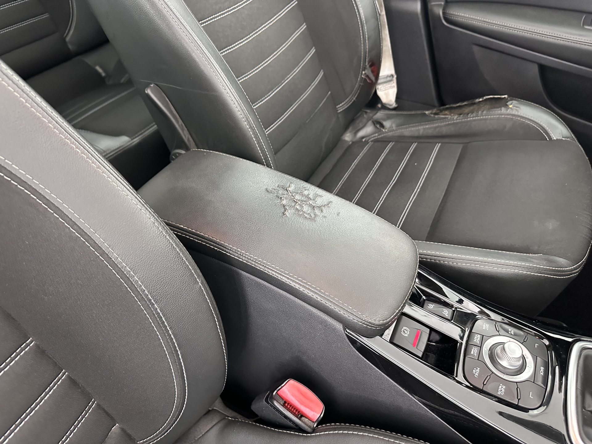 Renault Laguna 2.0 dCi S/S (INCL-BTW) *PANO | LEATHER-MICROFIBRE | BI-XENON | KEYLESS | NAVI-FULLMAP | COMFORT-SEATS | ECC | PDC | CRUISE | TOWBAR | 18''ALU*