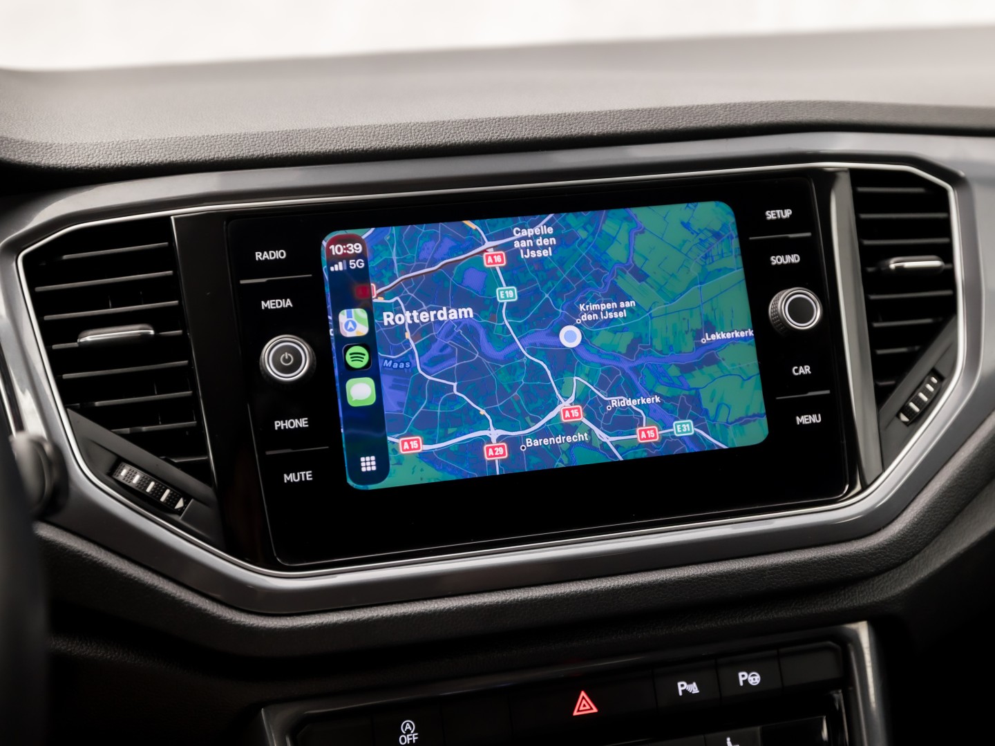 Volkswagen T-Roc 1.0 TSI Sport (APPLE CARPLAY, GROOT NAVI, STOELVERWARMING, GETINT GLAS, SPORTSTOELEN, ADAPTIVE CRUISE, PARKEERSENSOREN, NIEUWSTAAT)