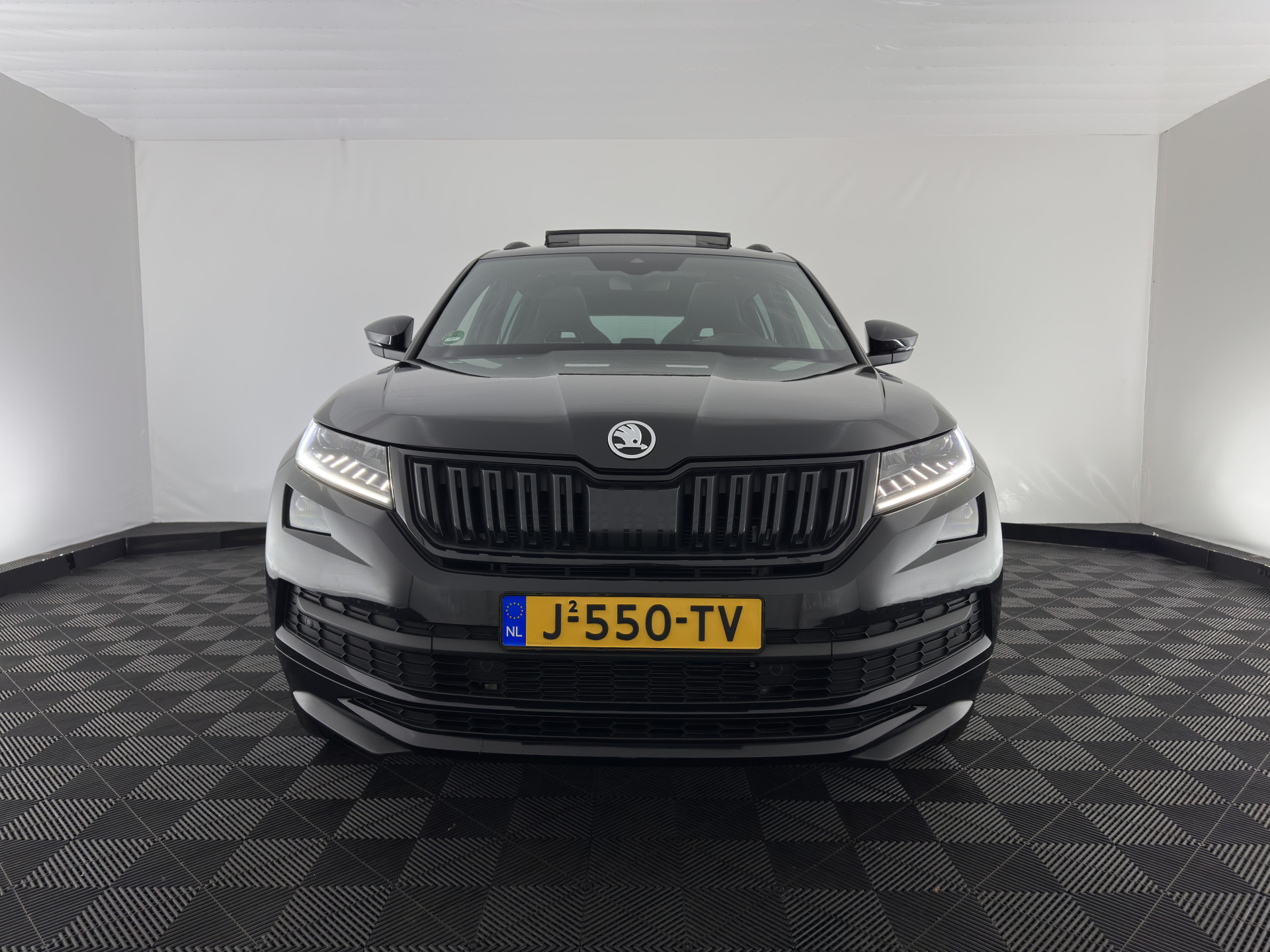 ŠKODA Kodiaq 1.5TSI Sportline (INCL-BTW) Aut. *PANO | 20" ALU | TOW BAR | LEATHER-MICROFIBRE | FULL-LED | MEMORY-PACK | SPORTSEATS | SHIFT-PADDLES | ADAPTIVE-CRUISE | DIGI-COCKPIT | NAVI-FULLMAP | CANTON-AUDIO | DAB | AMB