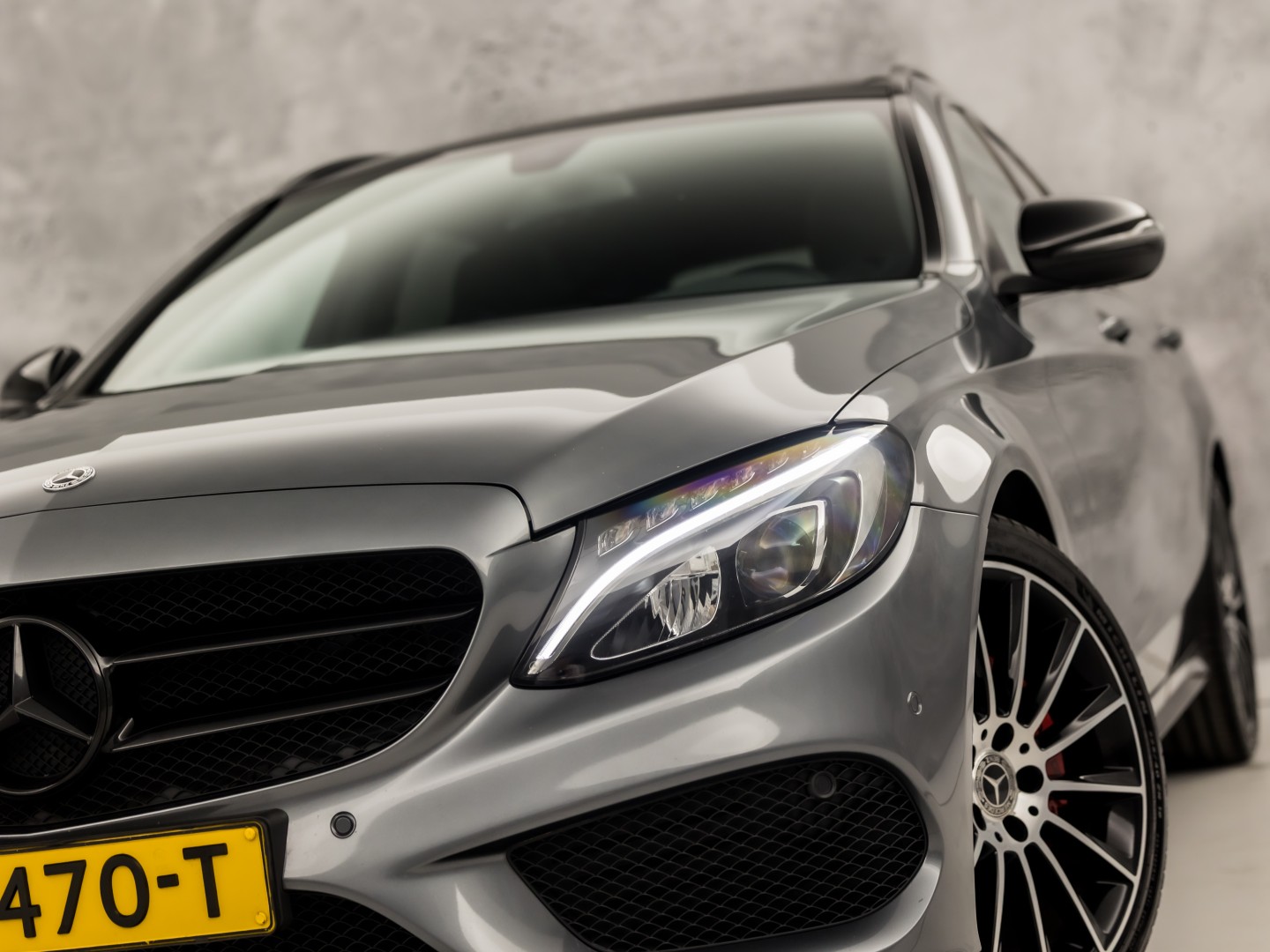 Mercedes-Benz C-Klasse 180 AMG Sport 156Pk Automaat (PANORAMADAK, NAVIGATIE, LEDER, ELEK SPORTSTOELEN, STOELVERWARMING, ELEK ACHTERKLEP, GETINT GLAS, ZWART HEMEL, NIEUWSTAAT)