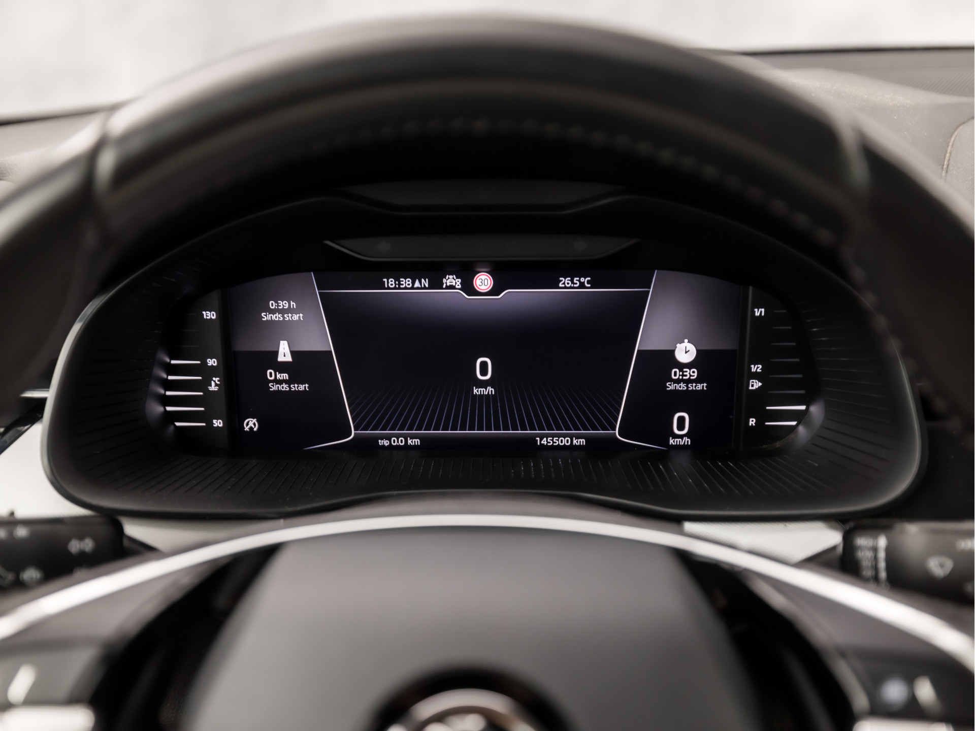 Škoda Kamiq 1.0 TSI Sport (VIRTUAL COCKPIT, APPLE CARPLAY, GROOT NAVI, TREKHAAK, PARKEERSENSOREN, SPORTSTOELEN, GETINT GLAS, CRUISE, NIEUWE APK, NIEUWSTAAT)