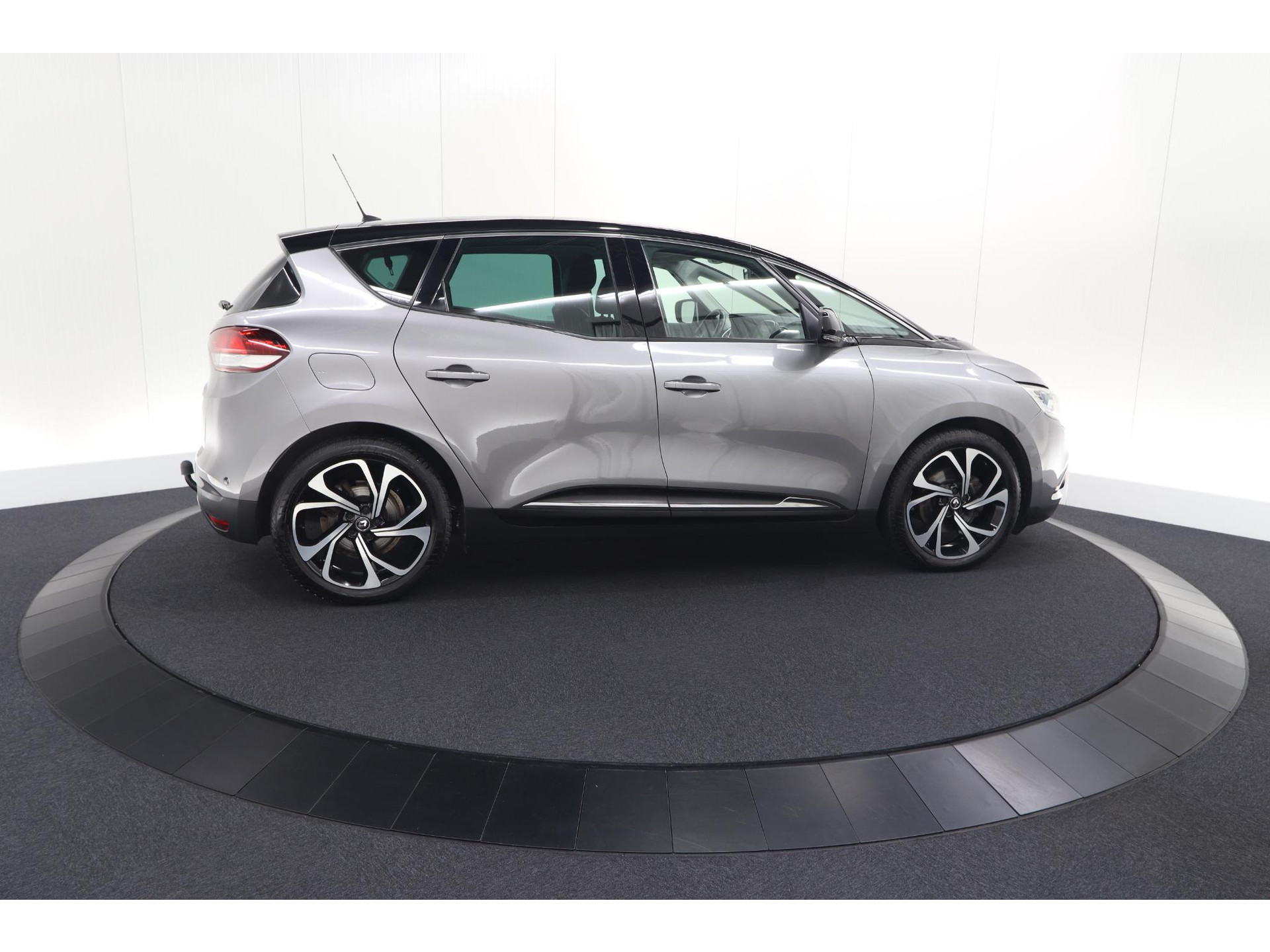 Renault Scénic 1.3 TCe 140 EDC Intens | Trekhaak | Camera | Head-Up Display | Dodehoekdetectie