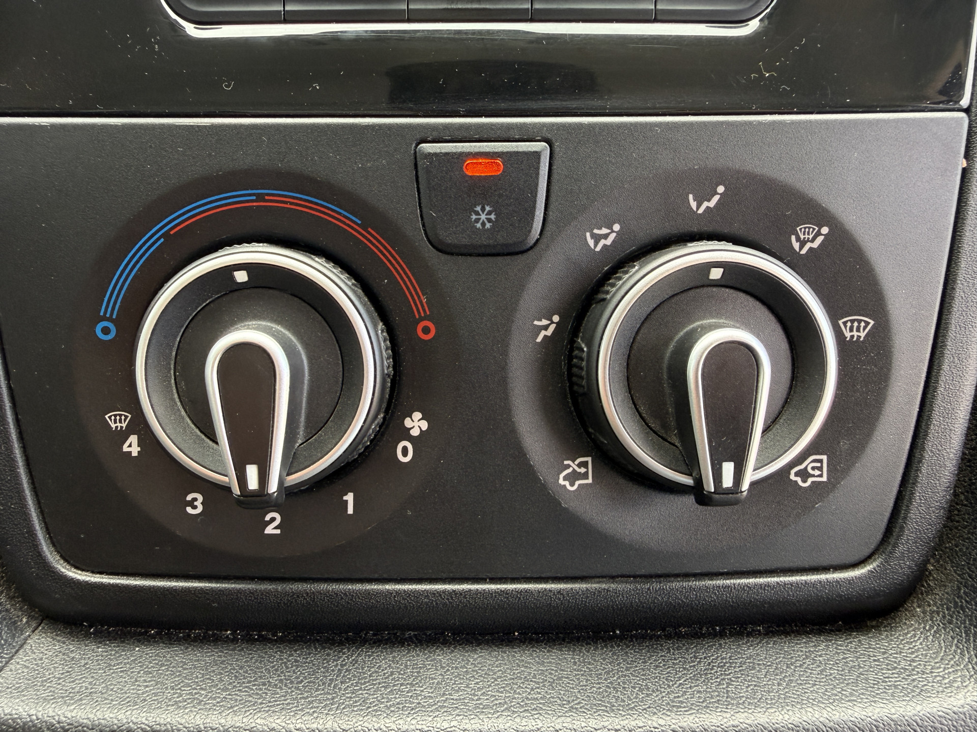 Peugeot Boxer 2.0 130PK Bakwagen Laadklep Nieuwe Distributieriem Navigatie Camera Airco Zijdeur Meubelbak Koffer