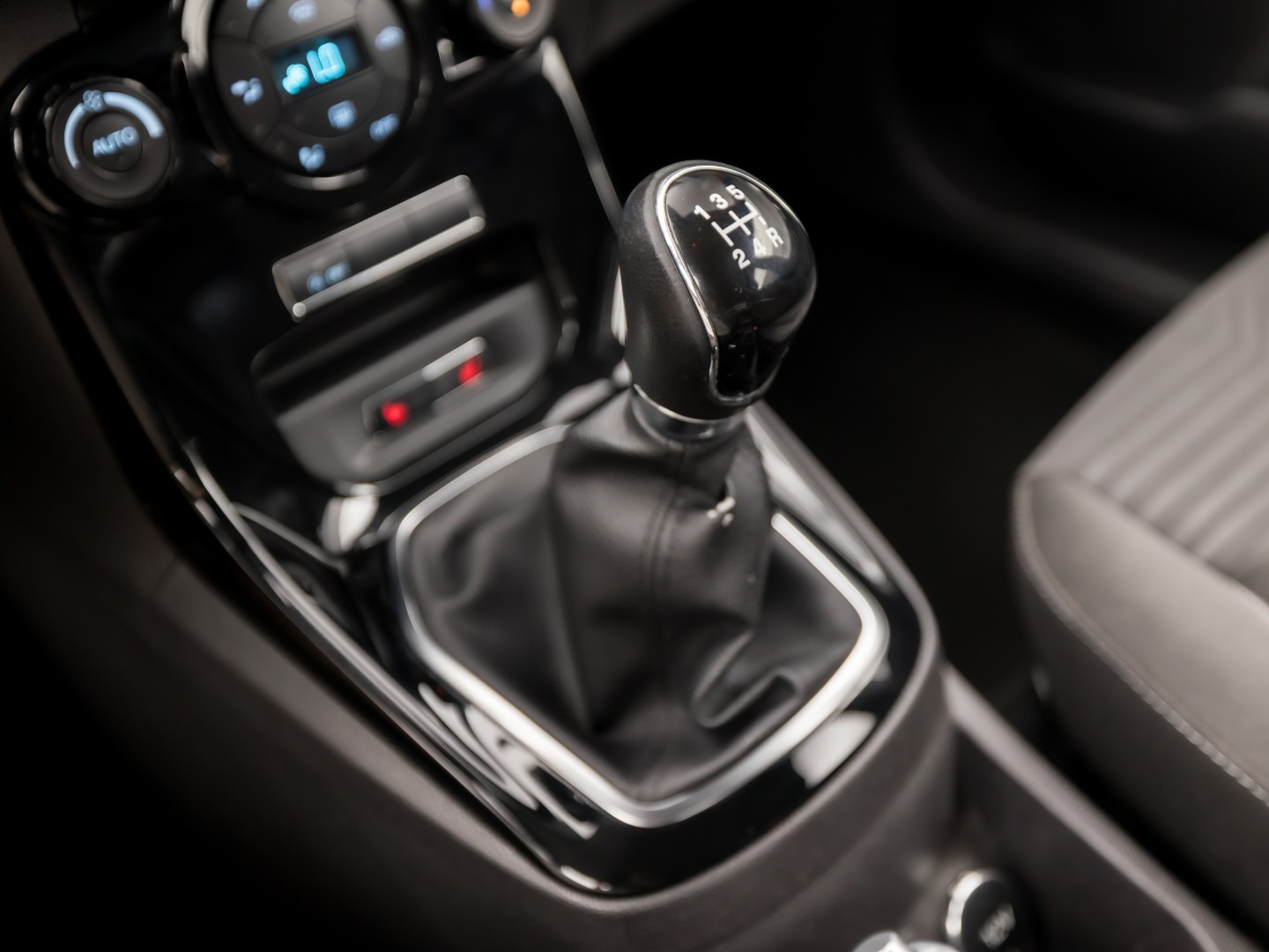 Ford Fiesta 1.0 EcoBoost Titanium Sport 101Pk (NAVIGATIE, 1e EIGENAAR, CLIMATE, STOELVERWARMING, SPORTSTOELEN, GETINT GLAS, CRUISE, PARKEERSENSOREN, TREKHAAK, LM VELGEN, NIEUWSTAAT)