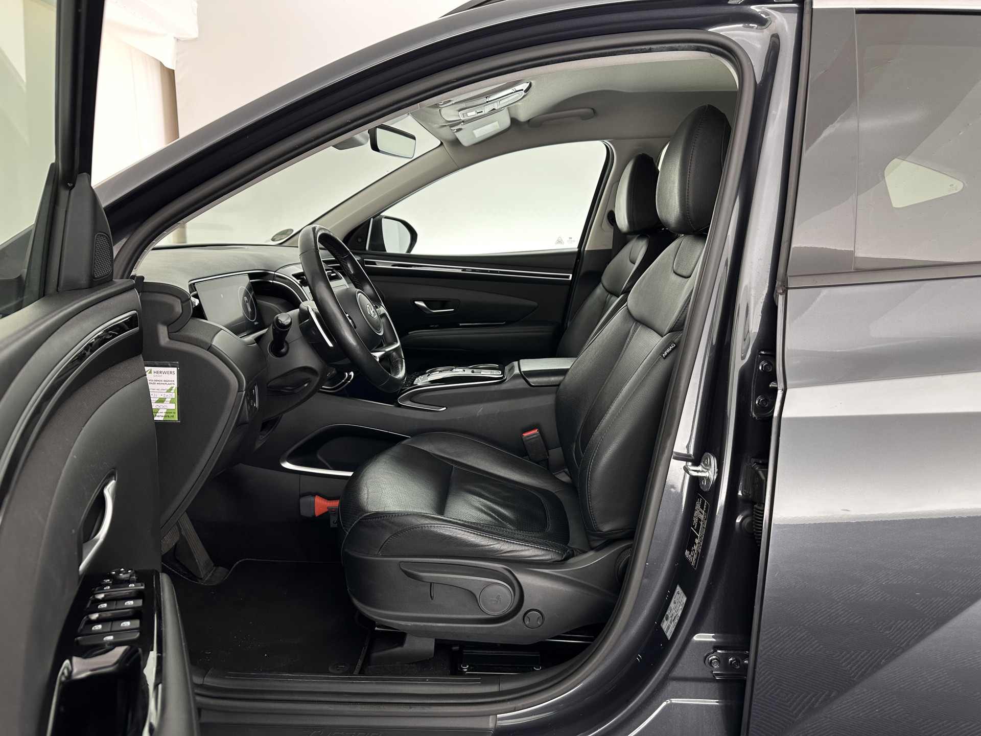 Hyundai Tucson 1.6 T-GDI PHEV Comfort Smart 4WD (INCL.BTW) *LEATHER | FULL-LED | ADAPTIVE-CRUISE | HEATED-COMFORTSEATS | KEYLESS | CAMERA | DIGI-COCKPIT | PRIVACY-GLASS | SHIFT-PADDLES | ECC | PDC | 19''ALU*