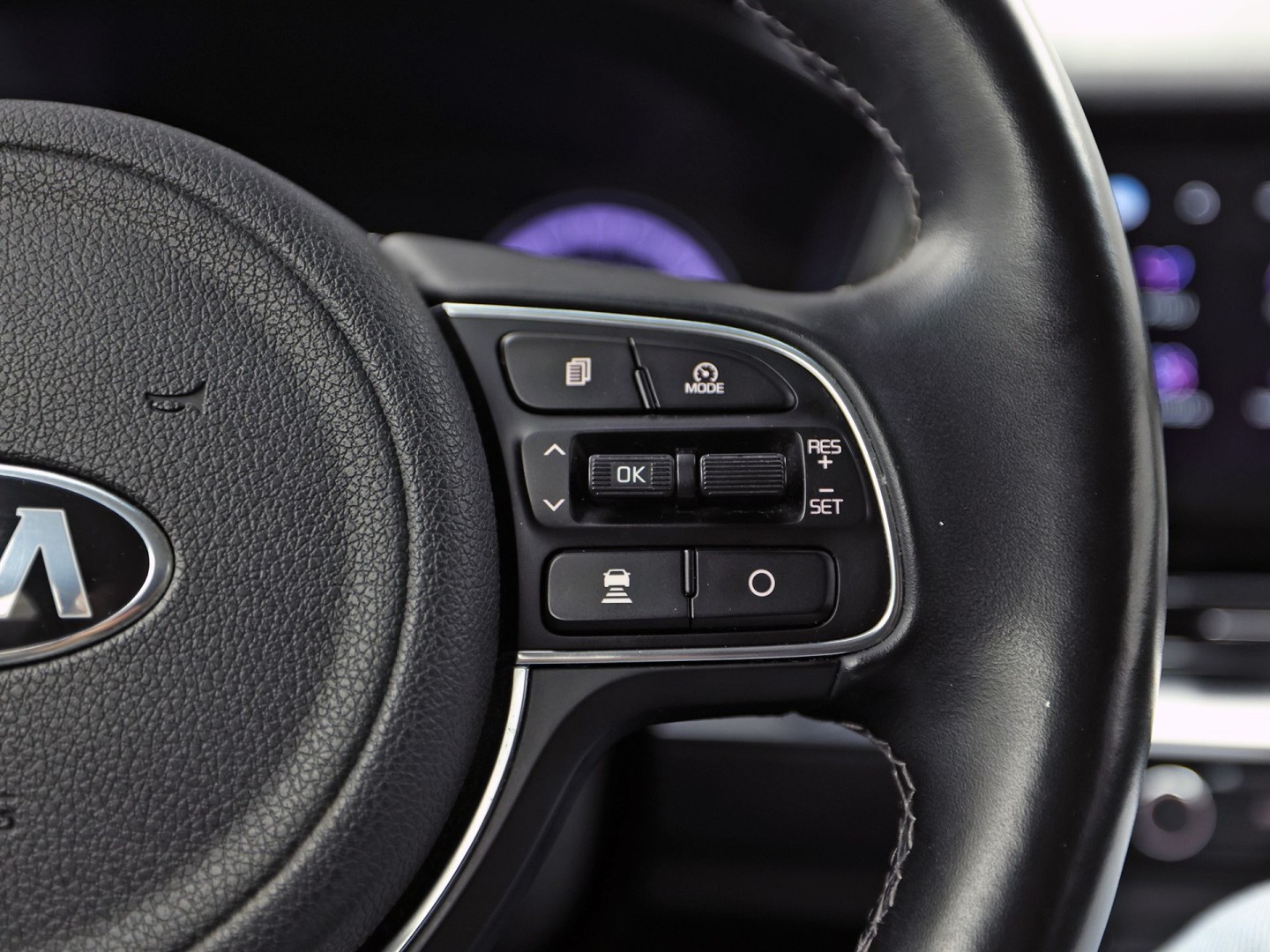 Kia Niro 1.6 GDi PHEV DynamicPlusLine Automaat (APPLE CARPLAY, GROOT NAVI, STUUR/STOELVERWARMING, CAMERA, TREKHAAK, SPORTSTOELEN, GETINT GLAS, ADAPTIVE CRUISE, NIEUWSTAAT)