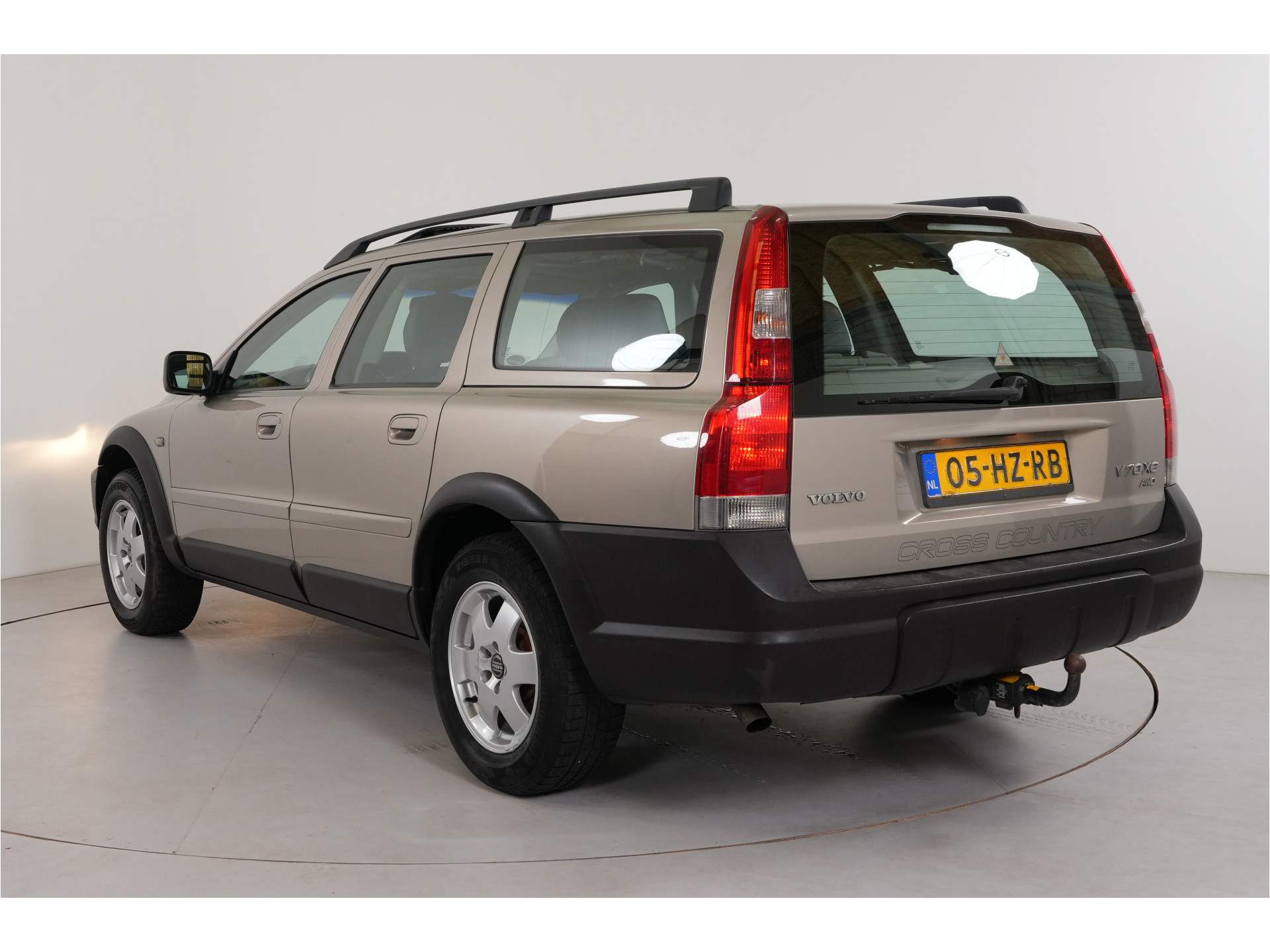Volvo V70 Cross Country 2.4 T Geartr. Comf. | Blijvend Youngtimer | Trekhaak | Lage stand |