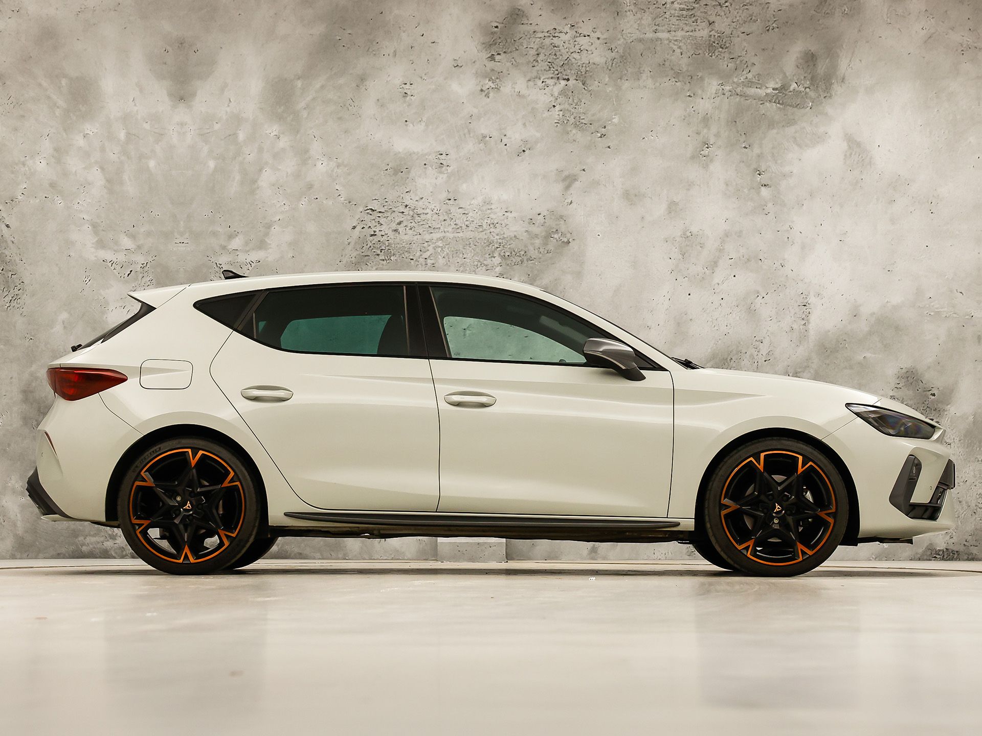 CUPRA Leon 1.5 TSI Sport 150Pk Automaat (APPLE CARPLAY, GROOT NAVI, KUIPSTOELEN, SENNHEISER AUDIO, CAMERA, STUUR/STOELVERWARMING, GETINT GLAS, NIEUWSTAAT)