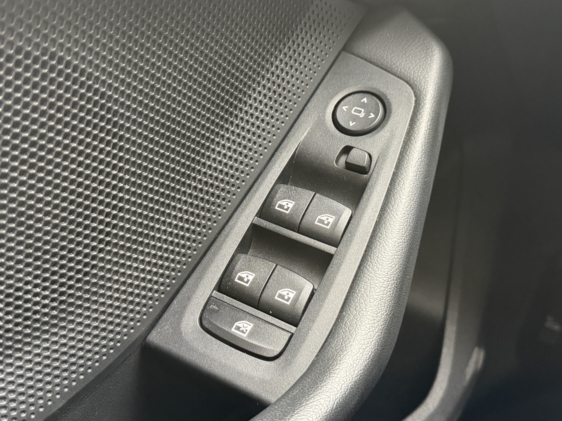 BMW 1-serie 116i Business Edition | Zwarte grill | Apple Carplay | DAB+ | PDC V+A