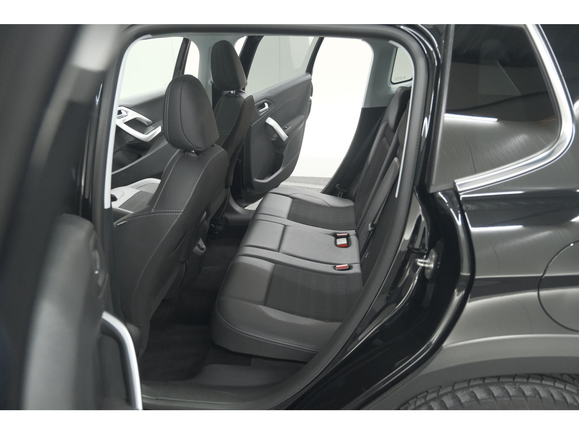 Peugeot 2008 PureTech 110 Allure | Panoramadak | Navigatie | Camera | Parkeersensoren