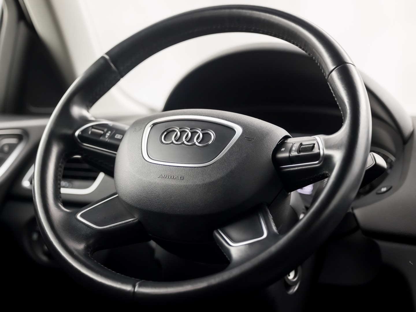 Audi Q3 1.4 TFSI Sport 150Pk Automaat (NAVIGATIE, CLIMATE, STOELVERWARMING, GETINT GLAS, SPORTSTOELEN, BLUETOOTH, NIEUWE APK, NIEUWSTAAT)