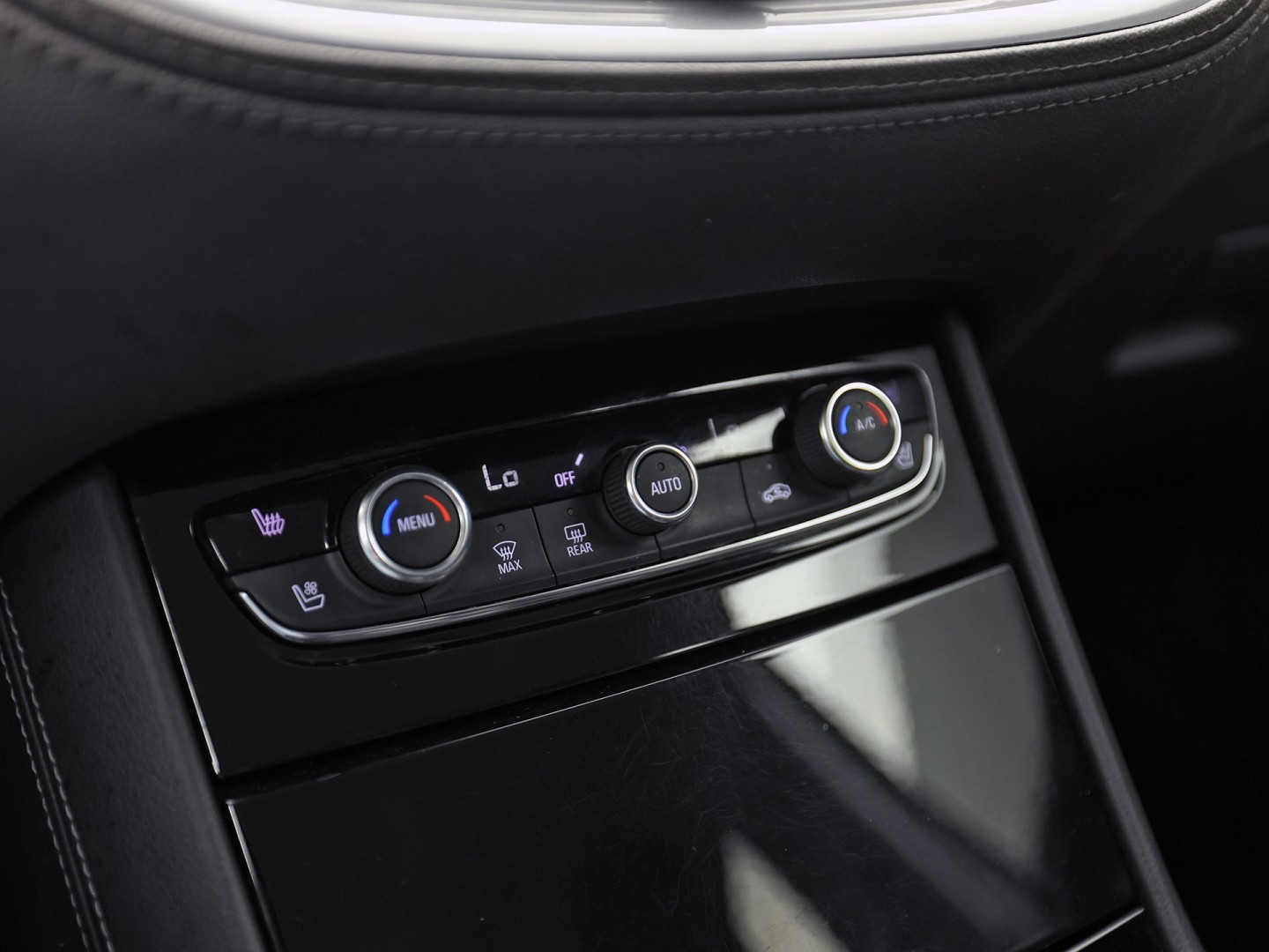 Opel Grandland X 1.2 Turbo Elegance (STOELVERWARMING/KOELING, APPLE CARPLAY, 360 CAMERA, MEMORY SEAT, LEDER, GETINT GLAS, STUURWIEL VERWARMD, NIEUWE APK, NIEUWSTAAT)