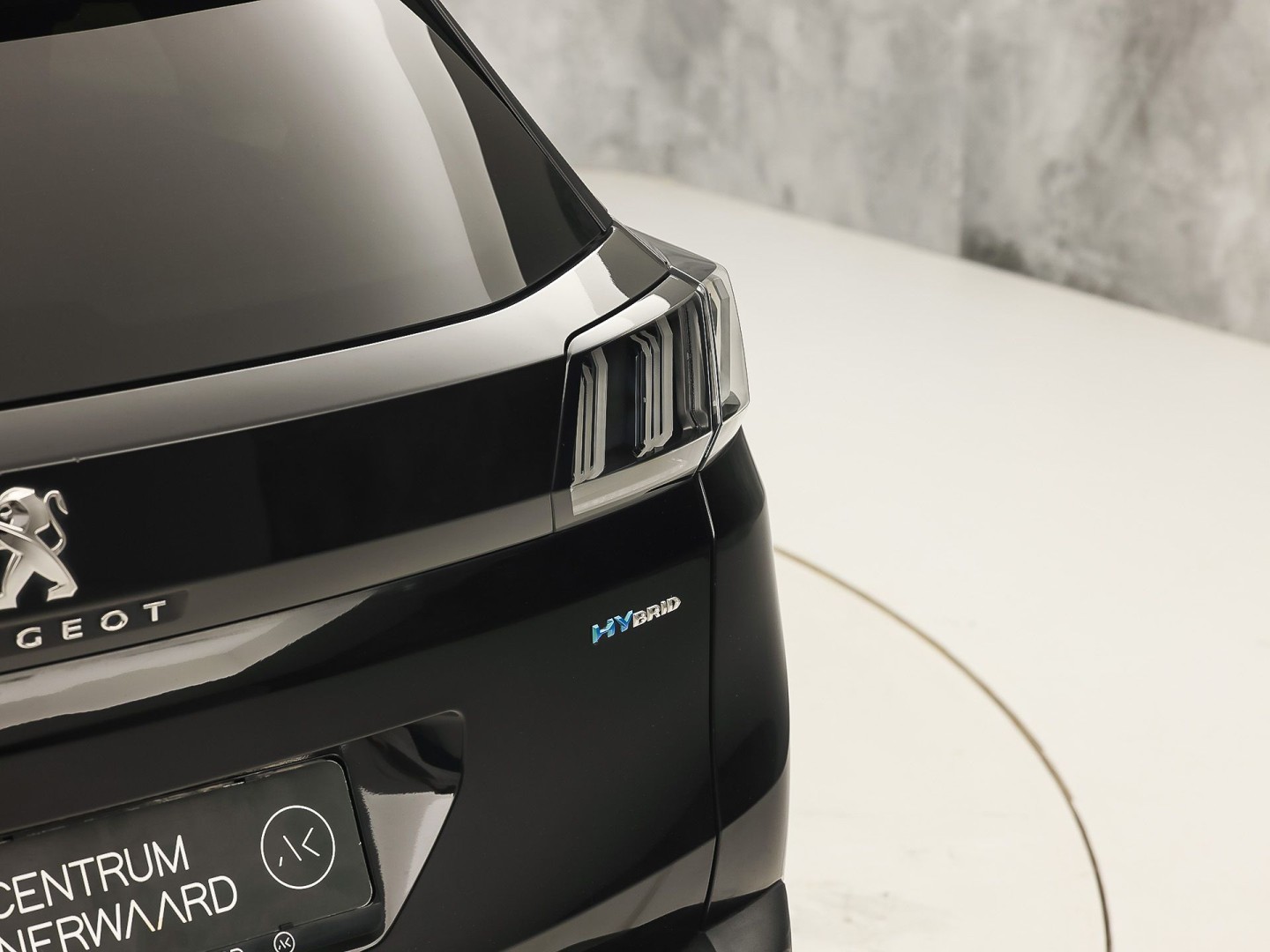 Peugeot 3008 1.6 HYbrid 225 Allure Blacksport 225Pk Automaat (APPLE CARPLAY, SOH 94,7%, BLACK PACK, GROOT NAVI, 360 CAMERA, SPORTSTOELEN, KEYLESS, LANE ASSIST, NIEUWE APK, NIEUWSTAAT)