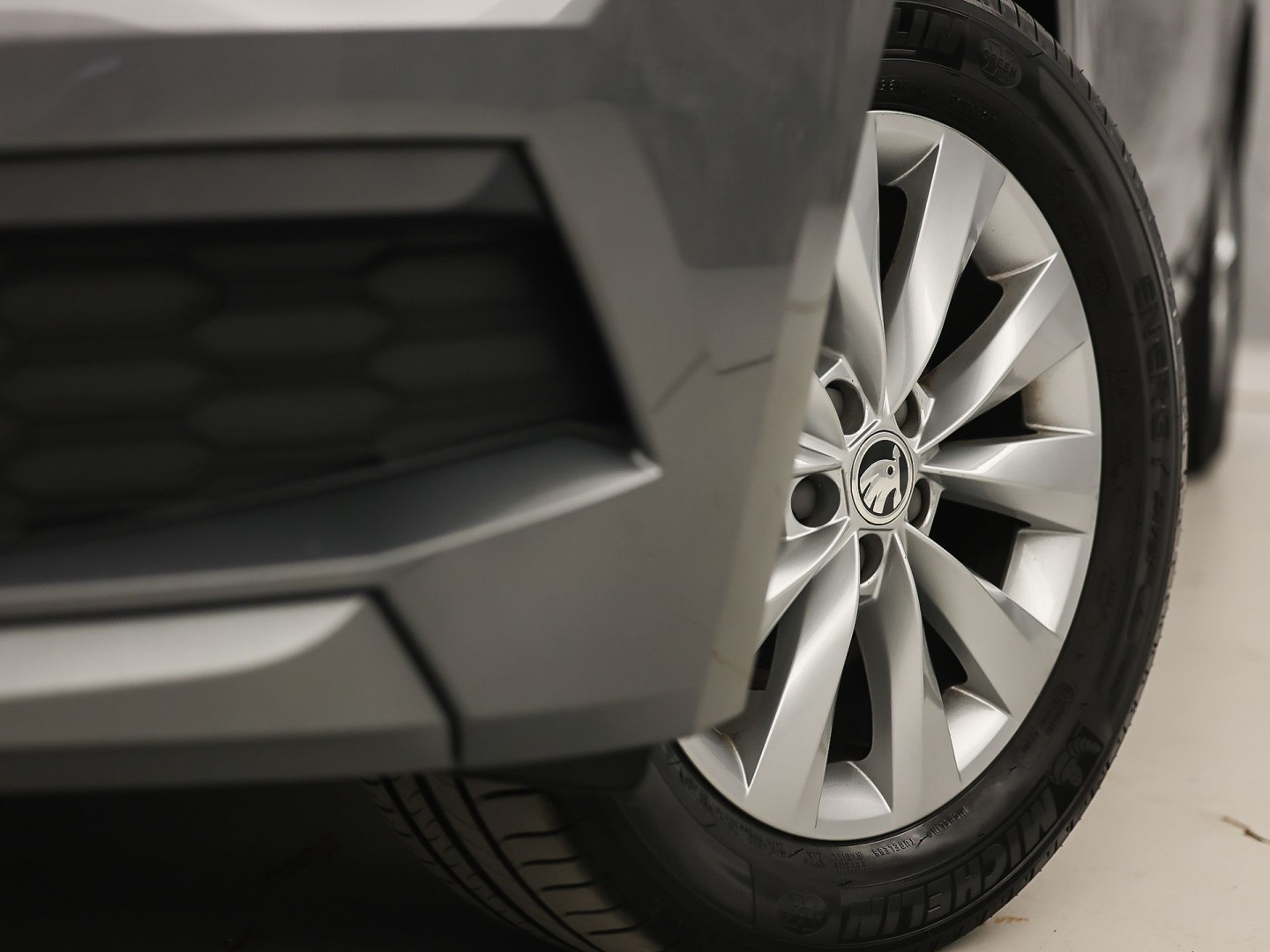 Škoda Kamiq 1.0 TSI Sport Automaat (KUIPSTOELEN, VIRTUAL COCKPIT, APPLE CARPLAY, GROOT NAVI, STOELVERWARMING, ADAPTIVE CRUISE, GETINT GLAS, ZWART HEMEL, NIEUWSTAAT)