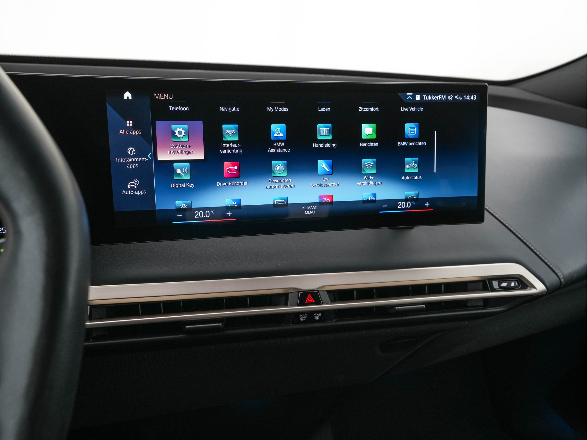 BMW iX xDrive40 High Executive 77 kWh ( 3-Fase ) {SOH-100%} (INCL-BTW) Aut. *PANO | HEAD-UP | HARMAN/KARDON-SURROUND | SOFT-CLOSE | DAB+ | DIGI-COCKPIT | HEATED-COMFORTSEATS | FULL-LED | CARPLAY | TOWBAR | AMBIENT-LIGHT | TOPVIEW | MEMORY-PACK |