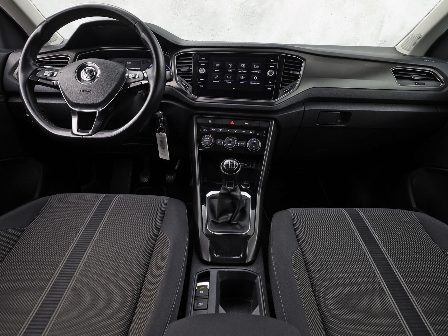 Volkswagen T-Roc 1.5 TSI Sport 150Pk (APPLE CARPLAY, GROOT NAVI, STUUR/STOELVERWARMING, CAMERA, SPORTSTOELEN, ADAPTIVE CRUISE, CLIMATE, NIEUWE APK, NIEUWSTAAT)