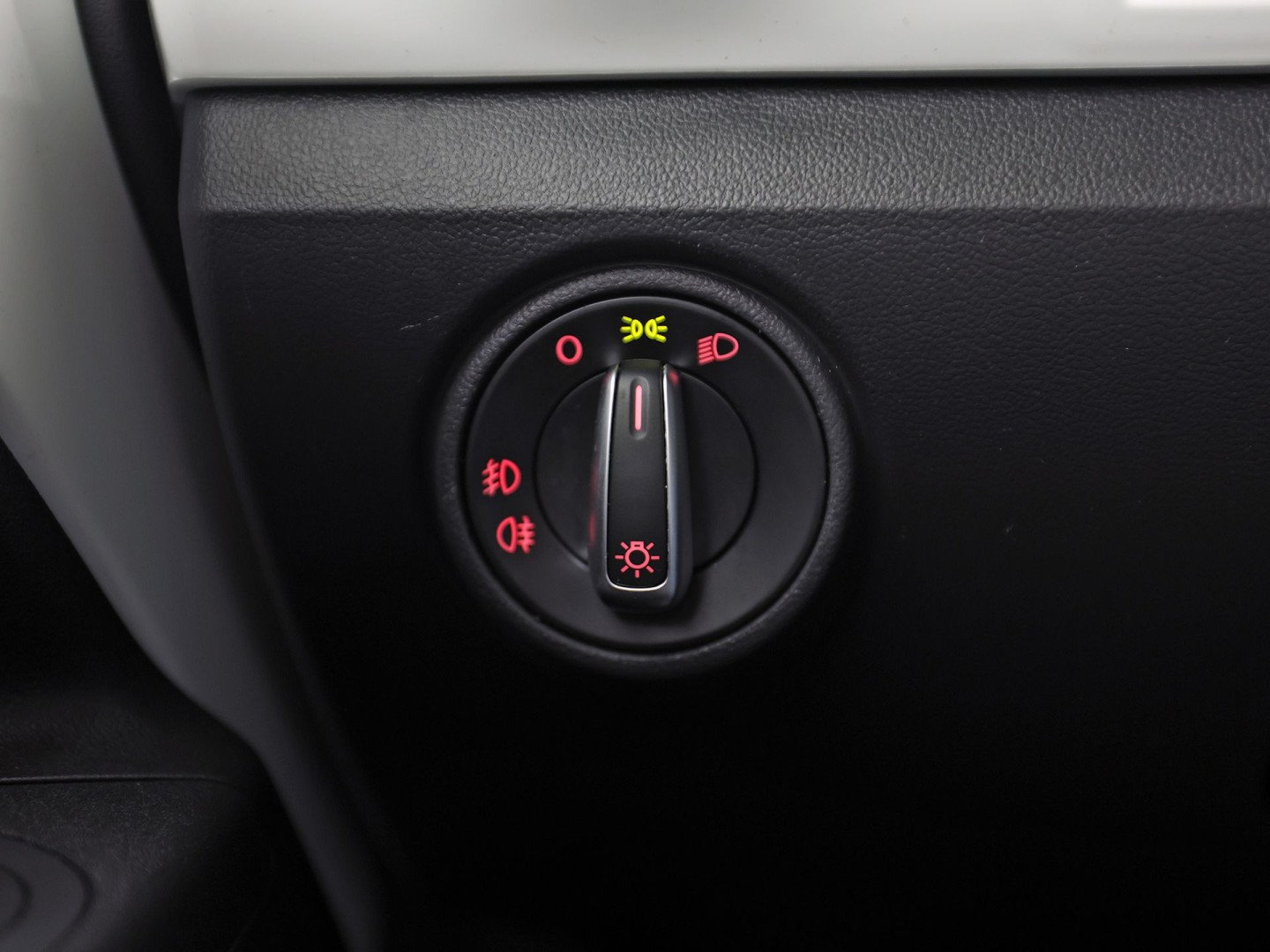 Volkswagen up! 1.0 high up! (NAVIGATIE, 5 DEURS, GETINT GLAS, LM VELGEN, SPORTSTOELEN, PARKEERSENSOREN, ELEK RAMEN, NIEUWSTAAT)
