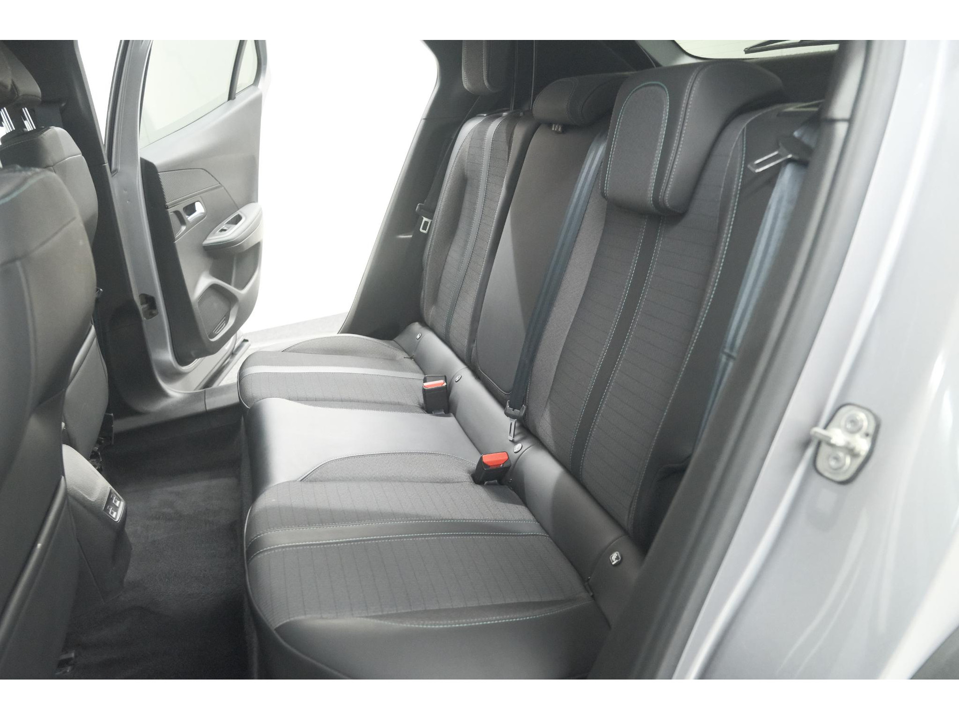 Peugeot e-2008 EV Allure 50 kWh | SOH=96.7 % | 3 Fase Laadfunctie | Camera | Navigatie | Parkeersensoren | Apple Carplay