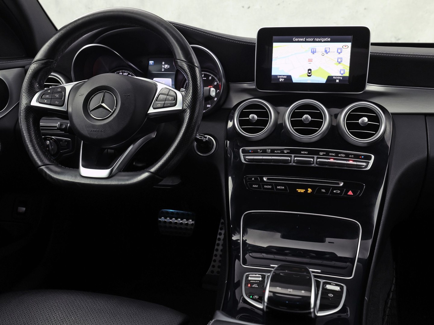 Mercedes-Benz C-Klasse 250 AMG Sport 211Pk Automaat (NAVIGATIE, RODE REMKLAUWEN, LEDER, STOELVERWARMING, ELEK SPORTSTOELEN, GETINT GLAS, SFEERVERLICHTING, NIEUWSTAAT)