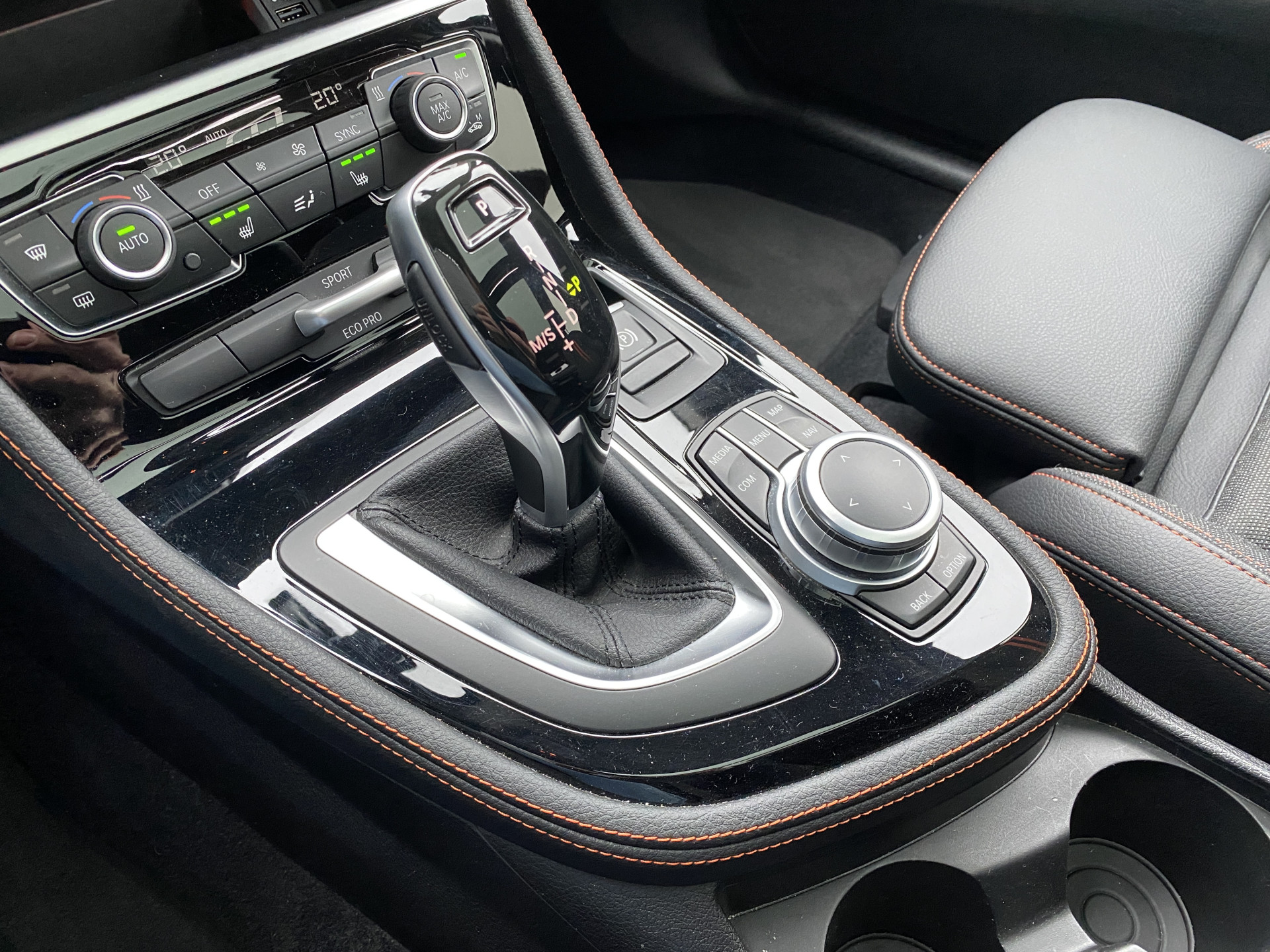 BMW 2-serie Active Tourer 220i High Executive Edition 192 pk M-sport AUT. | dealer onderhouden | navigatie | trekhaak | panoramadak