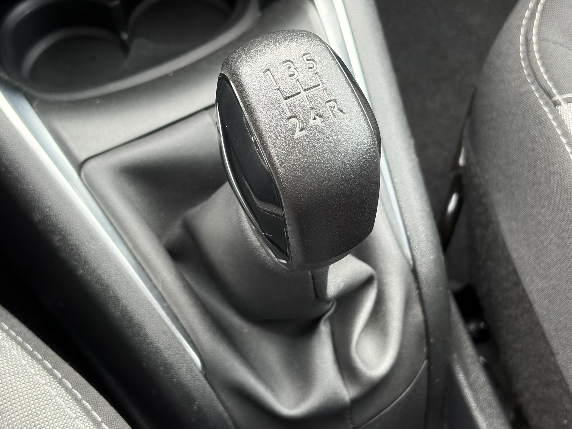 Peugeot 208 1.2 PureTech Blue Lion ✓D-riem vv in 2025✓1e Eigenaar✓Navi✓Carplay✓Trekhaak✓Recent beurt gehad✓Airco✓Cruise✓5 Deurs✓Pdc✓N.A.P✓Apk tot 03-2027