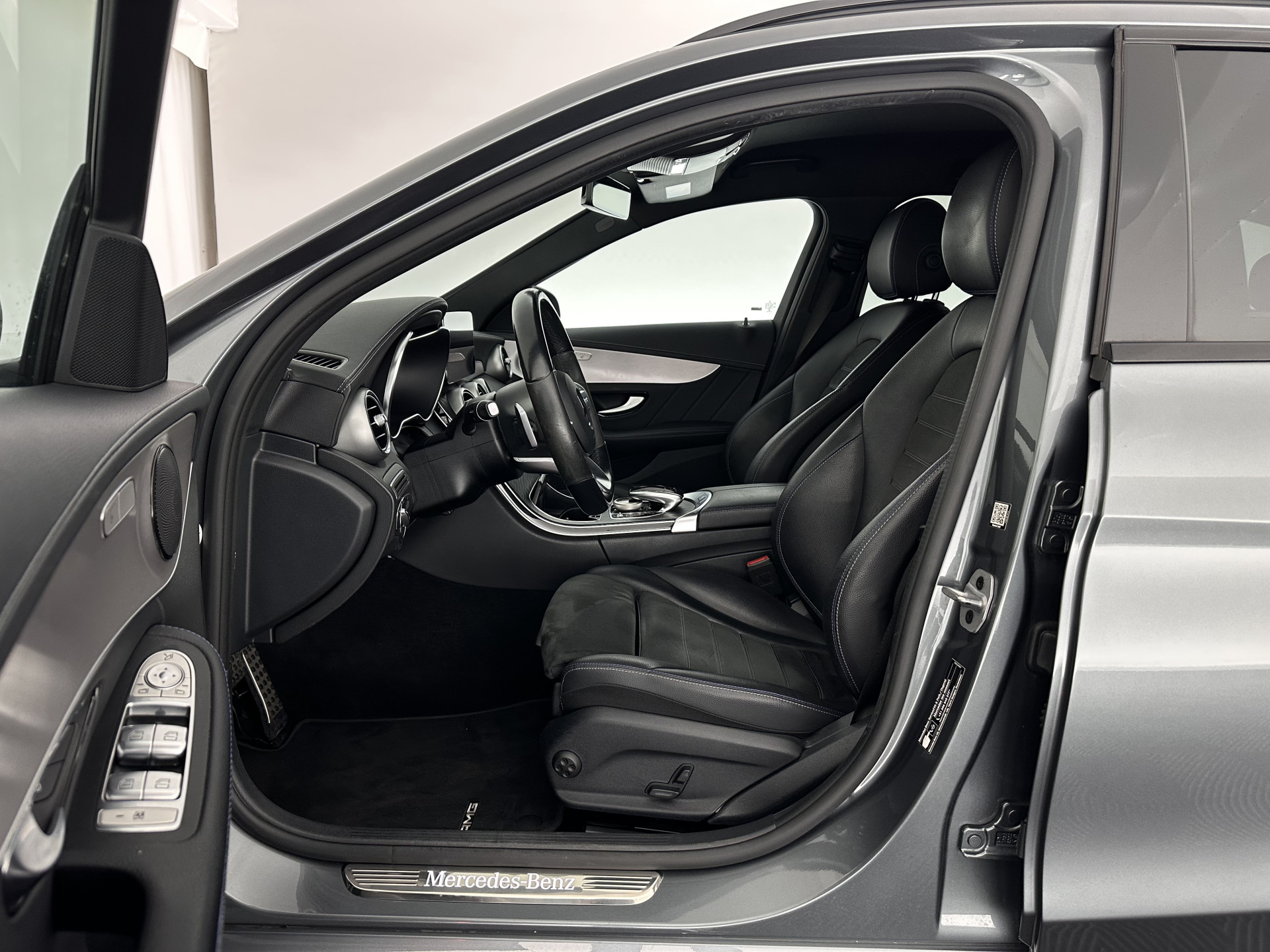 Mercedes-Benz C-klasse Estate 300 e AMG Limited Business Solution ( Plug-in ) (INCL-BTW) Aut. *LEATHER-ALCANTARA | FULL-LED | NAVI-FULLMAP | TOPVIEW | BLINDSPOT | PREMIUM-AUDIO | DAB | CARPLAY | AMBIENTLIGHT | DIGI-COCKPIT | SPORTSEATS | TOWBAR | 18"ALU*