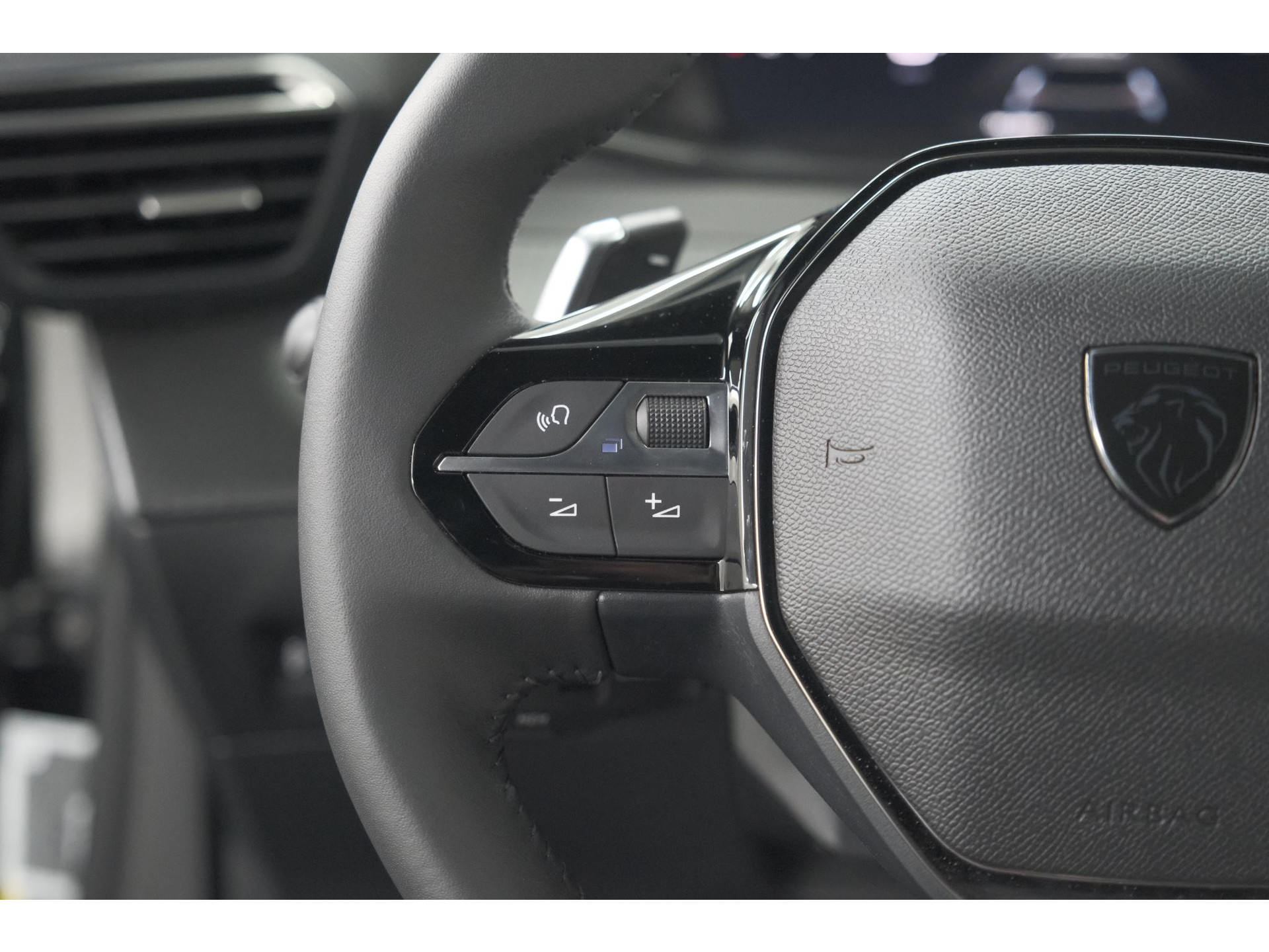 Peugeot 2008 1.2 Hybrid 145 Allure | 360 Camera | Adaptieve Cruise Control | Dodehoekdetectie | Apple Carplay