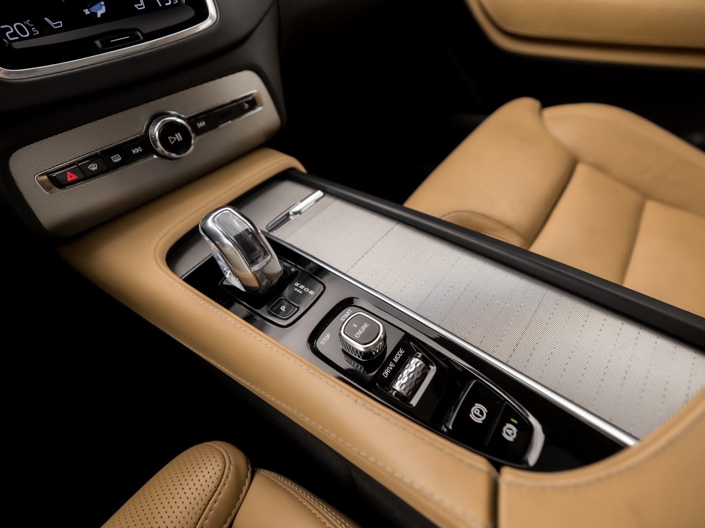 Volvo XC90 2.0 T8 Twin Engine AWD Inscription 7 Persoons 408Pk Automaat (PANORAMADAK, BOWERS&WILKINS, MEMORY SEATS, BRUIN LEDER, CAMERA, STOELKOELING/VERWARMING, HEAD-UP DISPLAY, GETINT GLAS, ELEK ACHTERKLEP, NIEUWSTAAT)