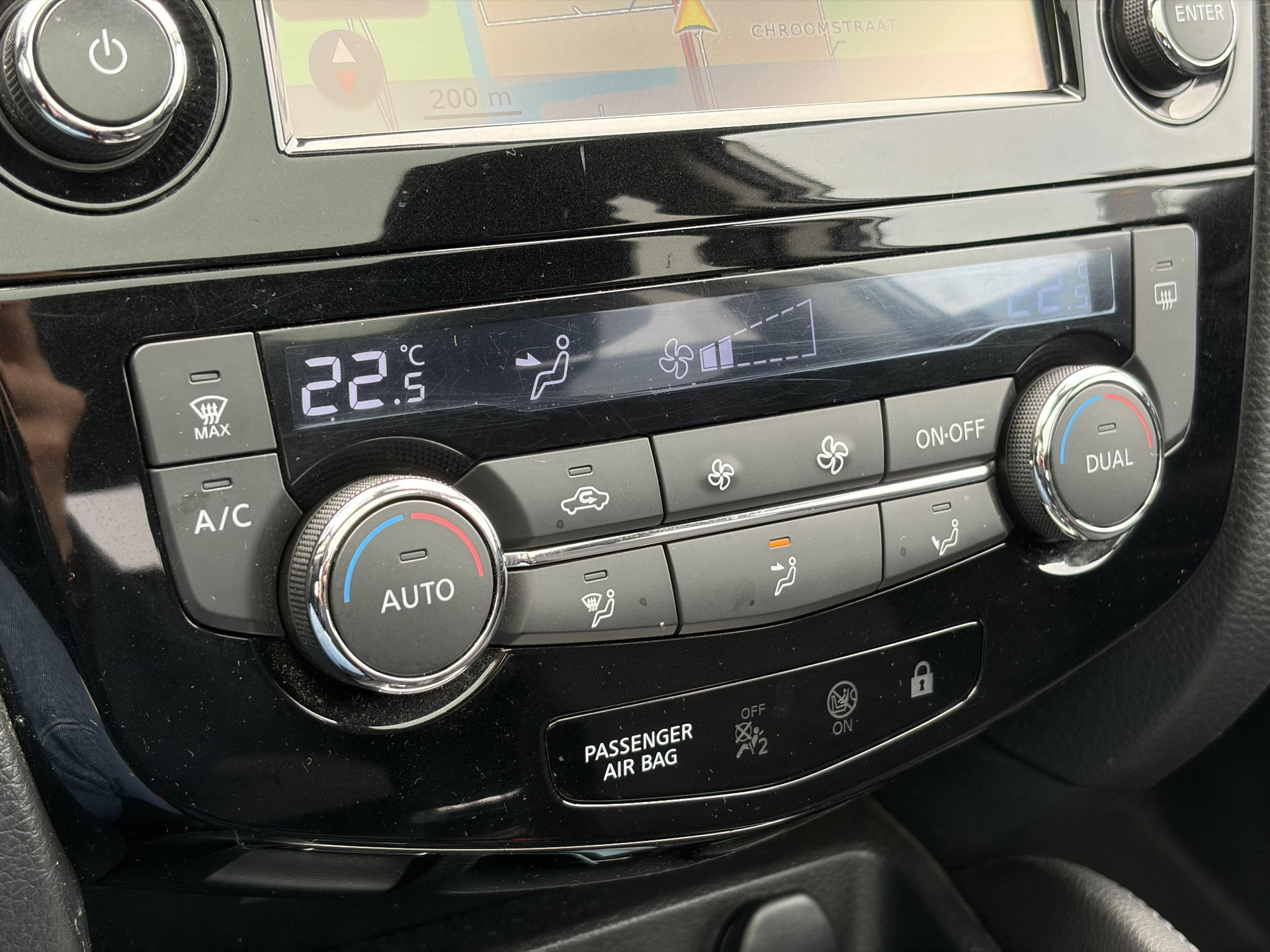 Nissan Qashqai 1.2 N-Connecta ✓Net beurt gehad✓360° Camera✓Navi✓Trekhaak✓Pano✓Pdc V+A✓Keyless✓18'Lm velgen✓Clima✓Cruise✓Rijstrooksensor✓116pk✓6 Bak✓N.A.P✓Apk tot 10-2027