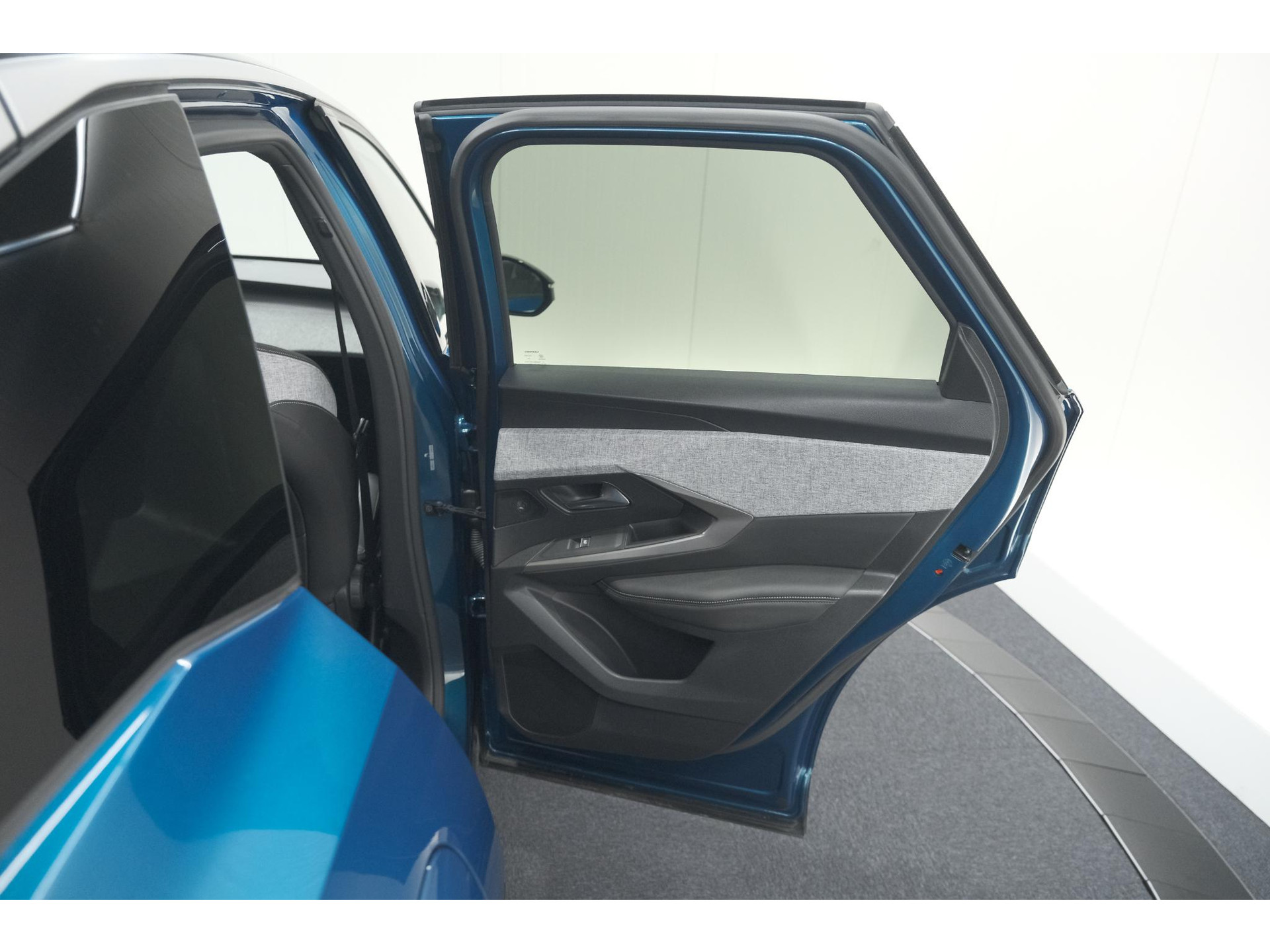 Peugeot 3008 1.2 Hybrid 136 GT | Panoramdak | 360 Camera | Stoelverwarming | Elektrische Kofferklep | Allseason Banden