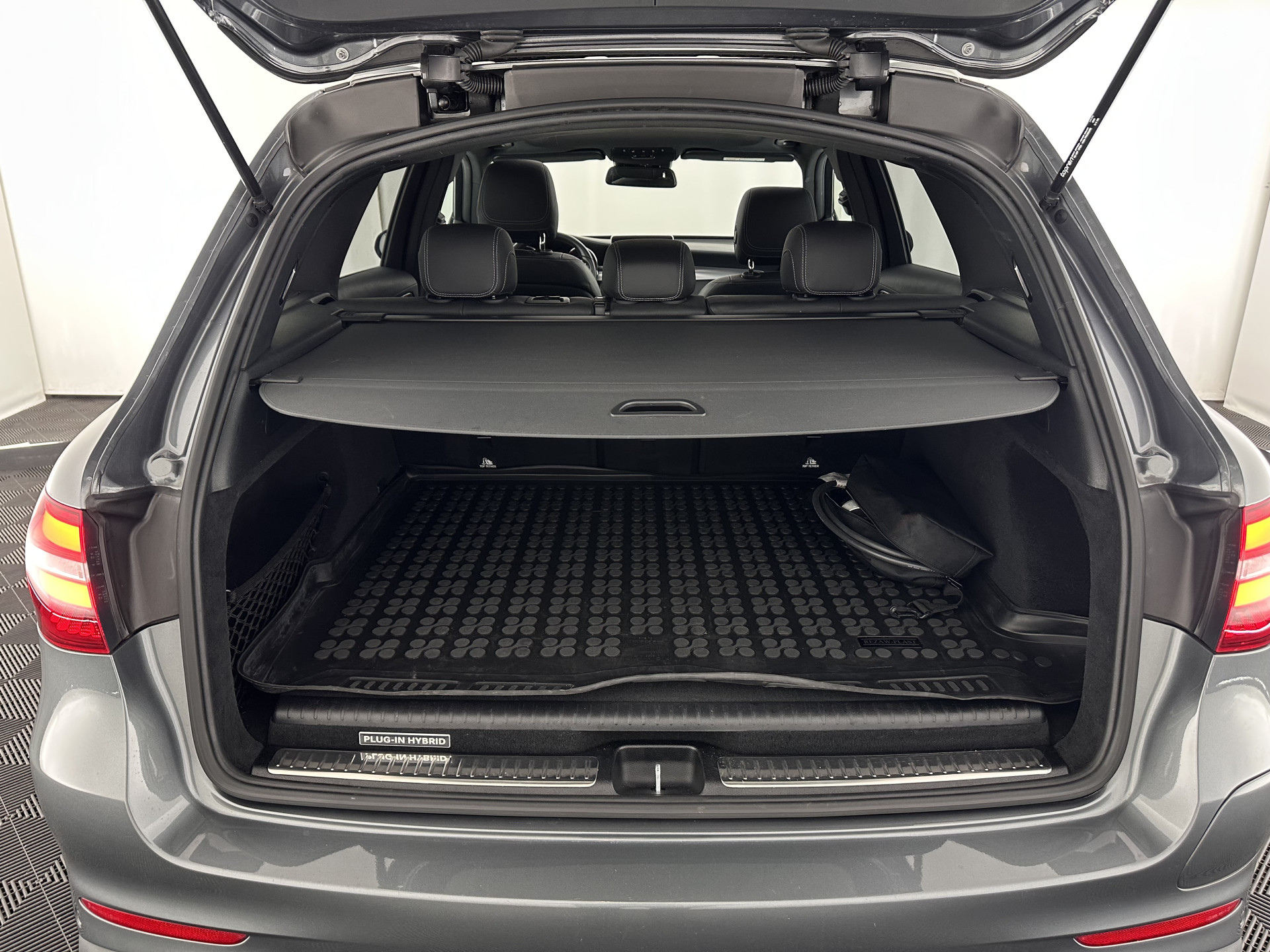 Mercedes-Benz GLC-klasse 350e 4MATIC AMG Aut. *PANO | FULL-LEATHER | FULL-LED | HEATED-SPORTSEATS | CAMERA | NAVI-FULLMAP | PRIVACY-GLASS | SHIFT-PADDLES | ECC | PDC | CRUISE | 19''ALU*