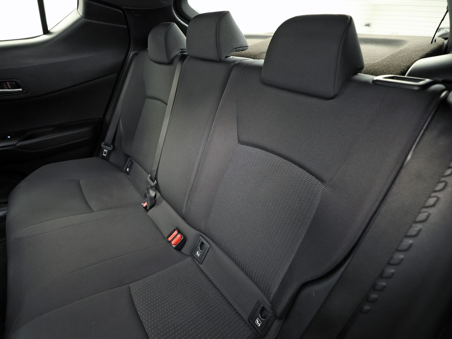 Toyota C-HR 1.8 Hybrid Sport Automaat (NAVIGATIE, CAMERA, STUUR/STOELVERWARMING, GETINT GLAS, SPORTSTOELEN, ADAPTIVE CRUISE, KEYLESS, NIEUWSTAAT)