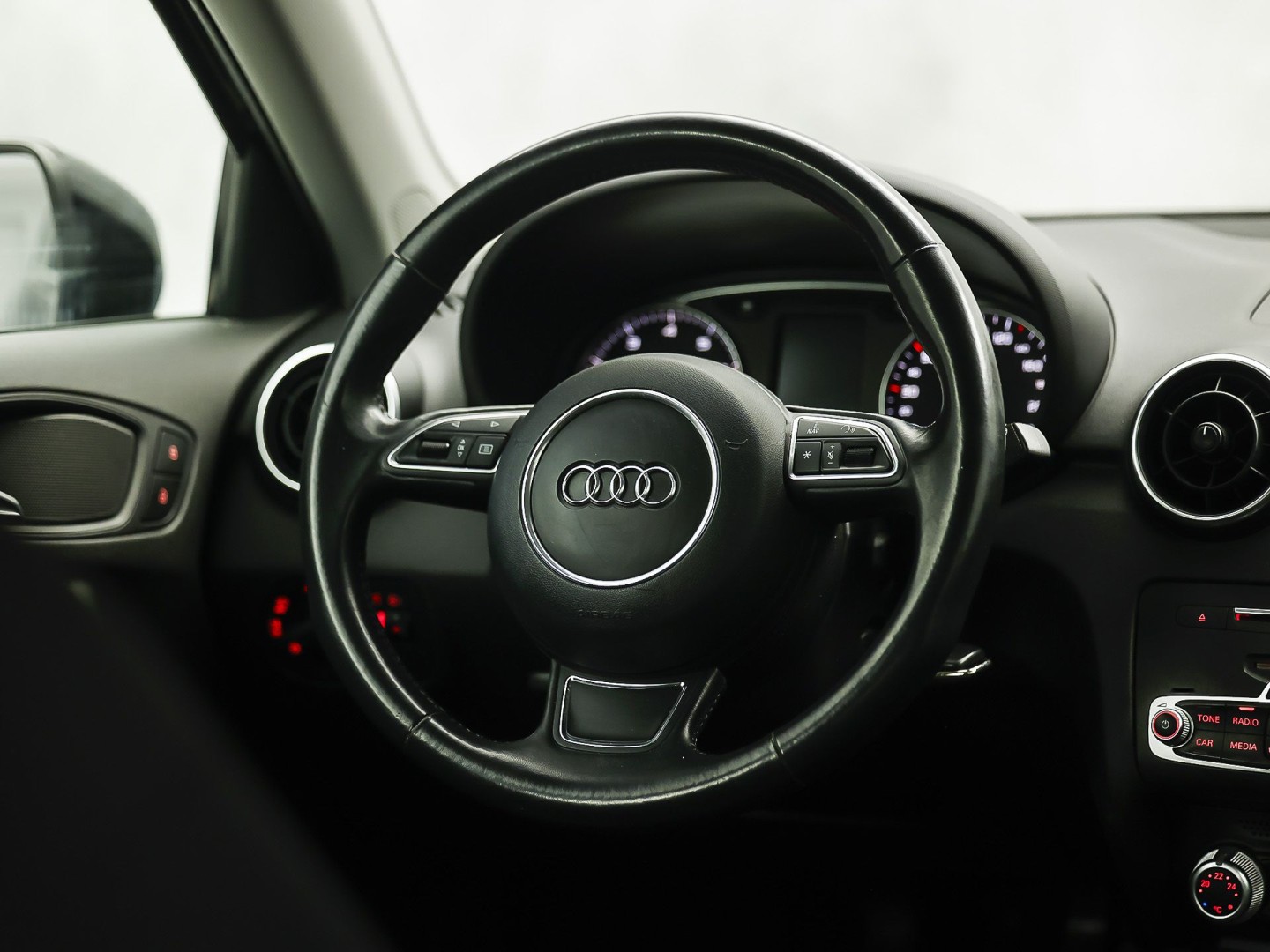 Audi A1 Sportback 1.0 TFSI Sport (NAVIGATIE, 5 DEURS, CLIMATE, STOELVERWARMING, SPORTSTOELEN, PARKEERSENSOREN, LED ACHTERLICHTEN, LM VELGEN, NIEUWE APK, NIEUWSTAAT)