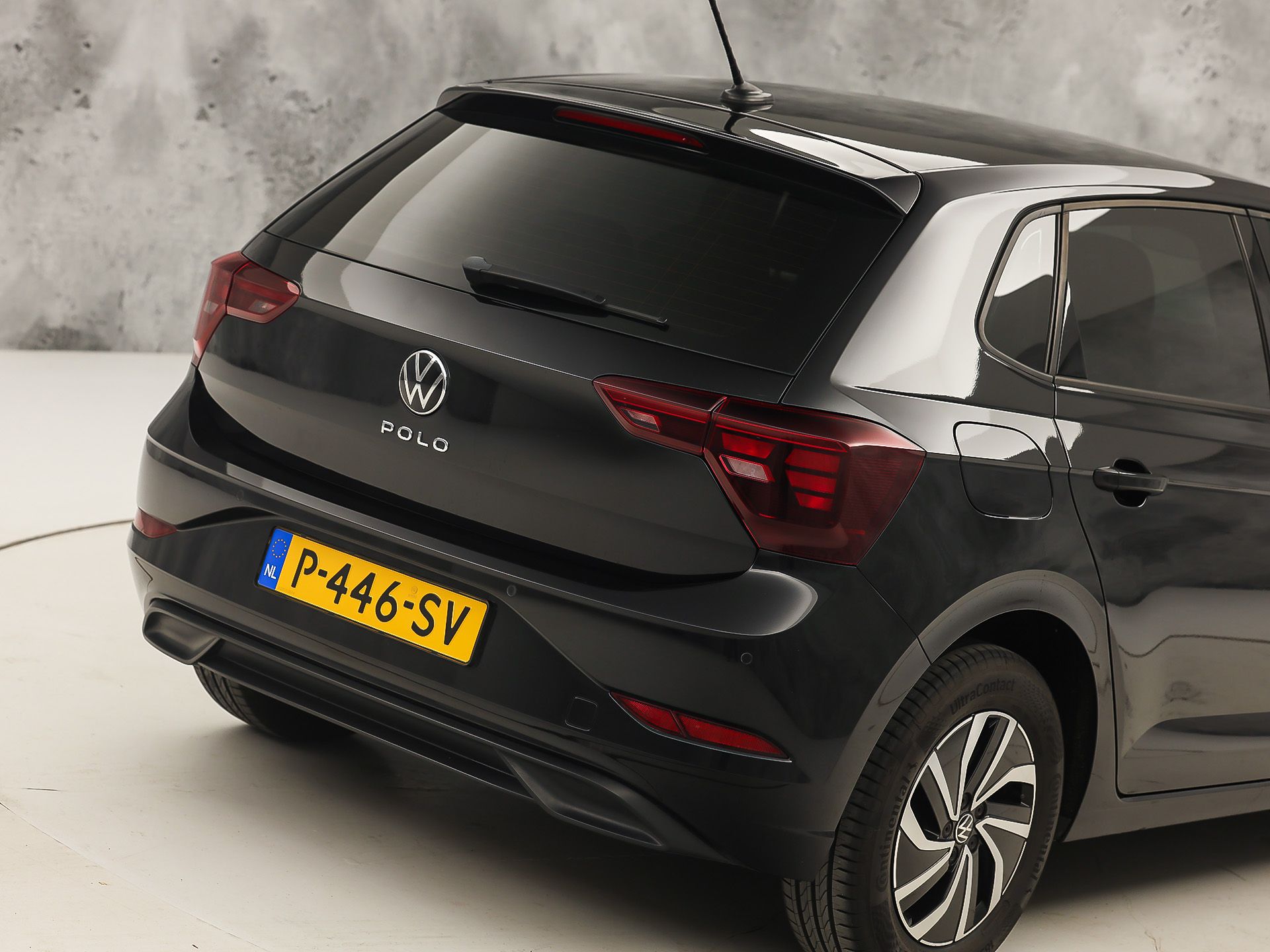 Volkswagen Polo 1.0 TSI Sport (VIRTUAL COCKPIT, 1e EIGENAAR, APPLE CARPLAY, GROOT NAVI, CLIMATE, STOELVERWARMING, SPORTSTOELEN, GETINT GLAS, LM VELGEN, CRUISE, PARKEERSENSOREN, NIEUWSTAAT)