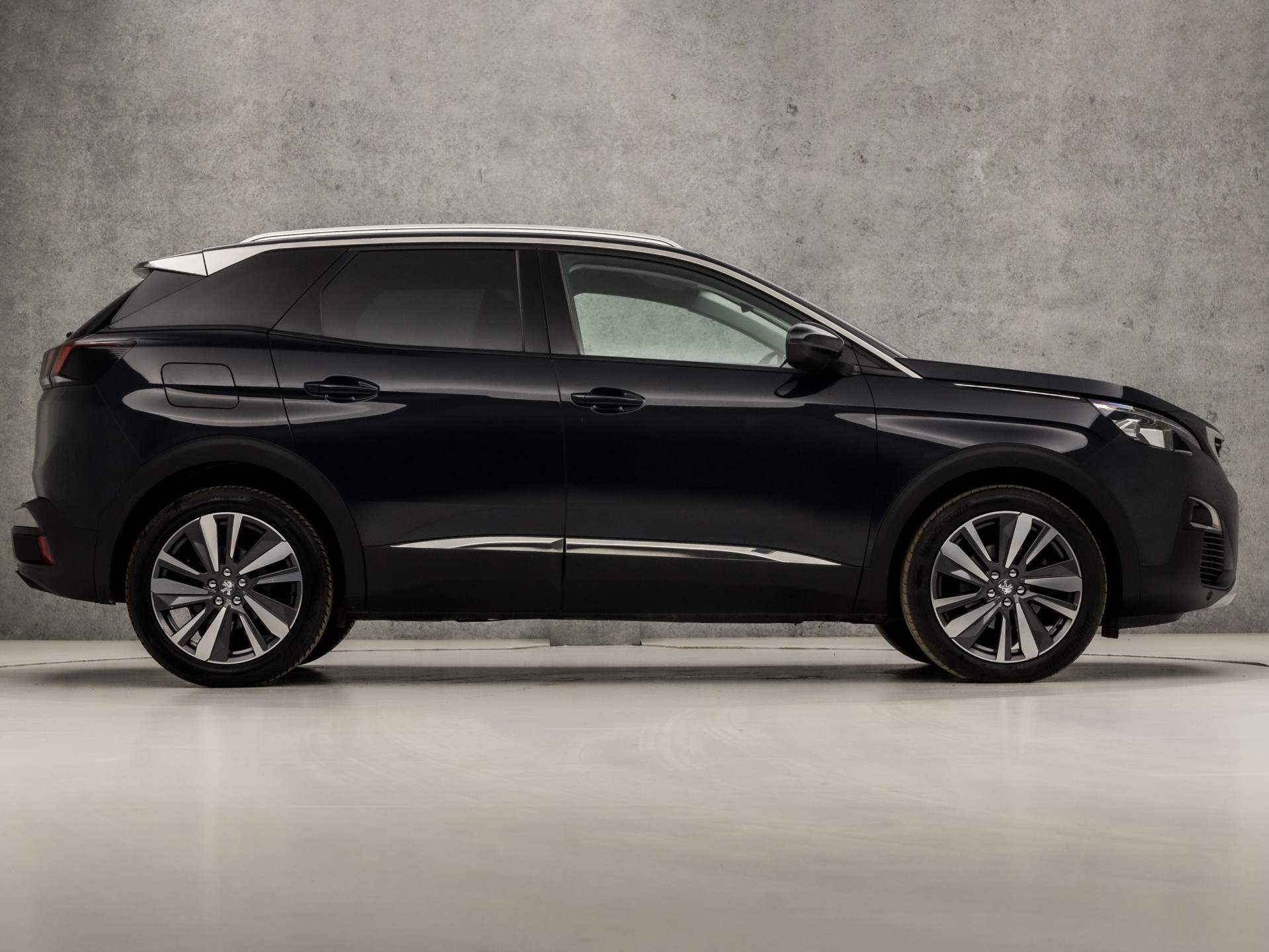 Peugeot 3008 1.2 PureTech Allure Automaat (APPLE CARPLAY, LED KOPLAMPEN, FOCAL AUDIO, LEDER, SPORTSTOELEN, GETINT GLAS, CRUISE, DAKRAILS, NIEUWSTAAT)