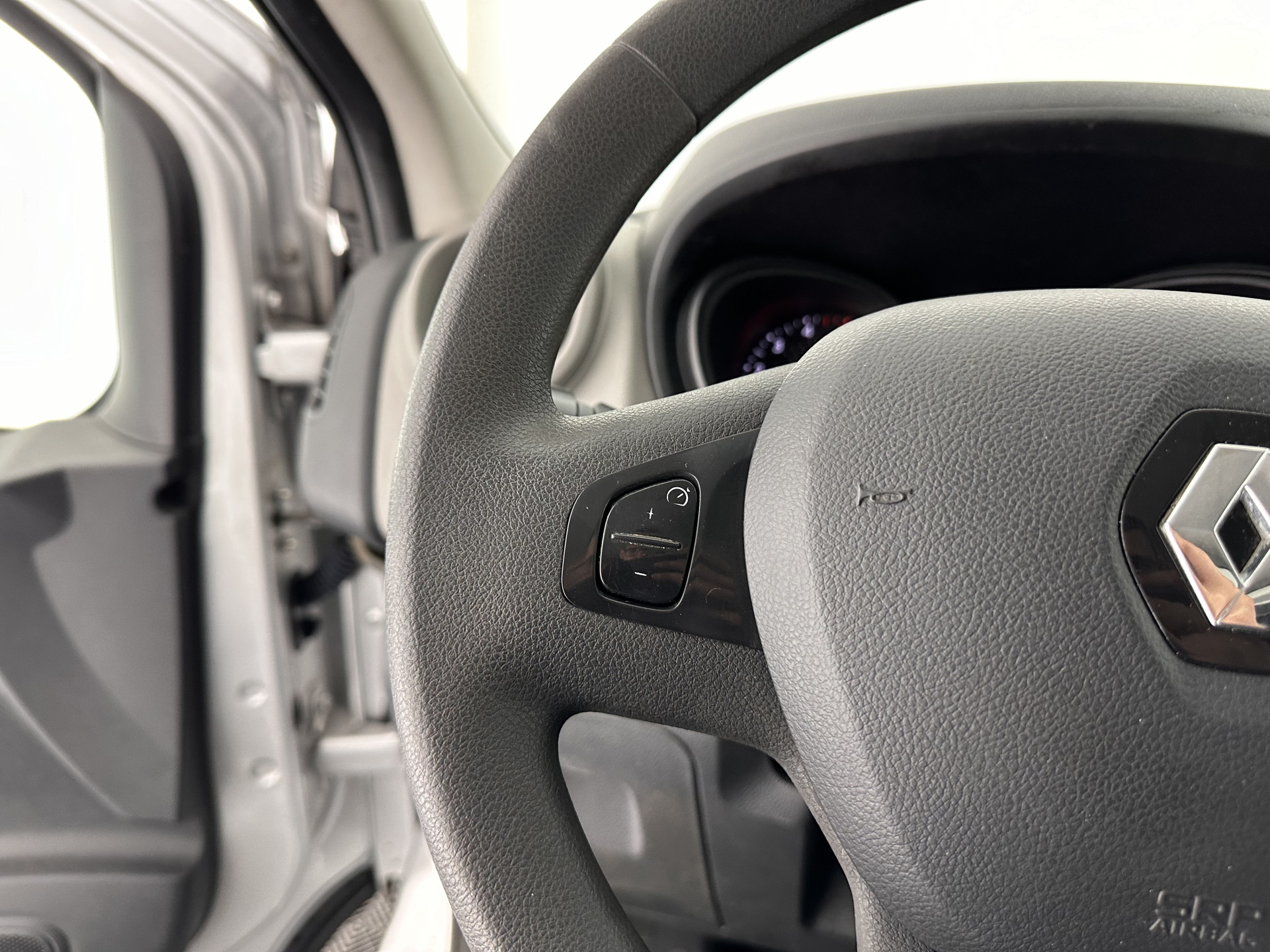 Renault Trafic 1.6 dCi T29 L1H1 Comfort-Pack *NAVI-FULLMAP | AIRCO | CRUISE | 3-PERS | PDC | 1.260 Kg-Cargo-Capacity*