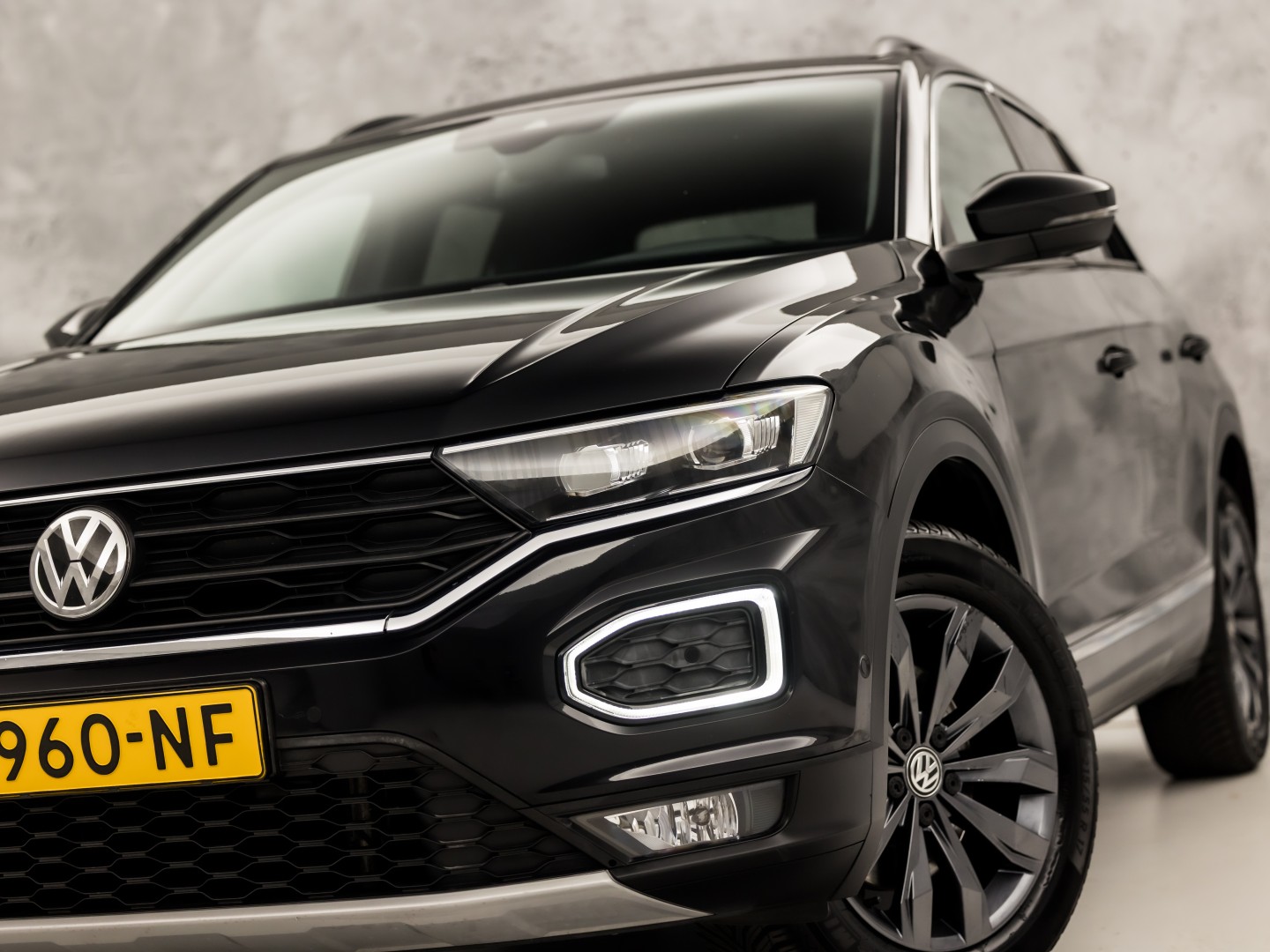 Volkswagen T-Roc 2.0 TSI 4Motion Sport R 190Pk Automaat (VIRTUAL COCKPIT, APPLE CARPLAY, STUUR/STOELVERWARMING, CAMERA, SPORTSTOELEN, GETINT GLAS, ELEK ACHTERKLEP, KEYLESS, NIEUWSTAAT)
